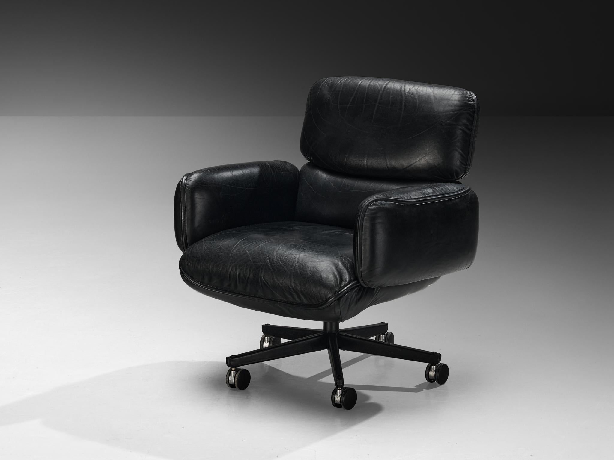 Otto Zapf per Knoll International, sedia da scrivania, pelle, metallo laccato, Stati Uniti, design 1974

Quando Bobby Cadwallader, ex presidente di Knoll, incontrò il designer tedesco Otto Zapf, l'incontro diede vita a una commissione di design che