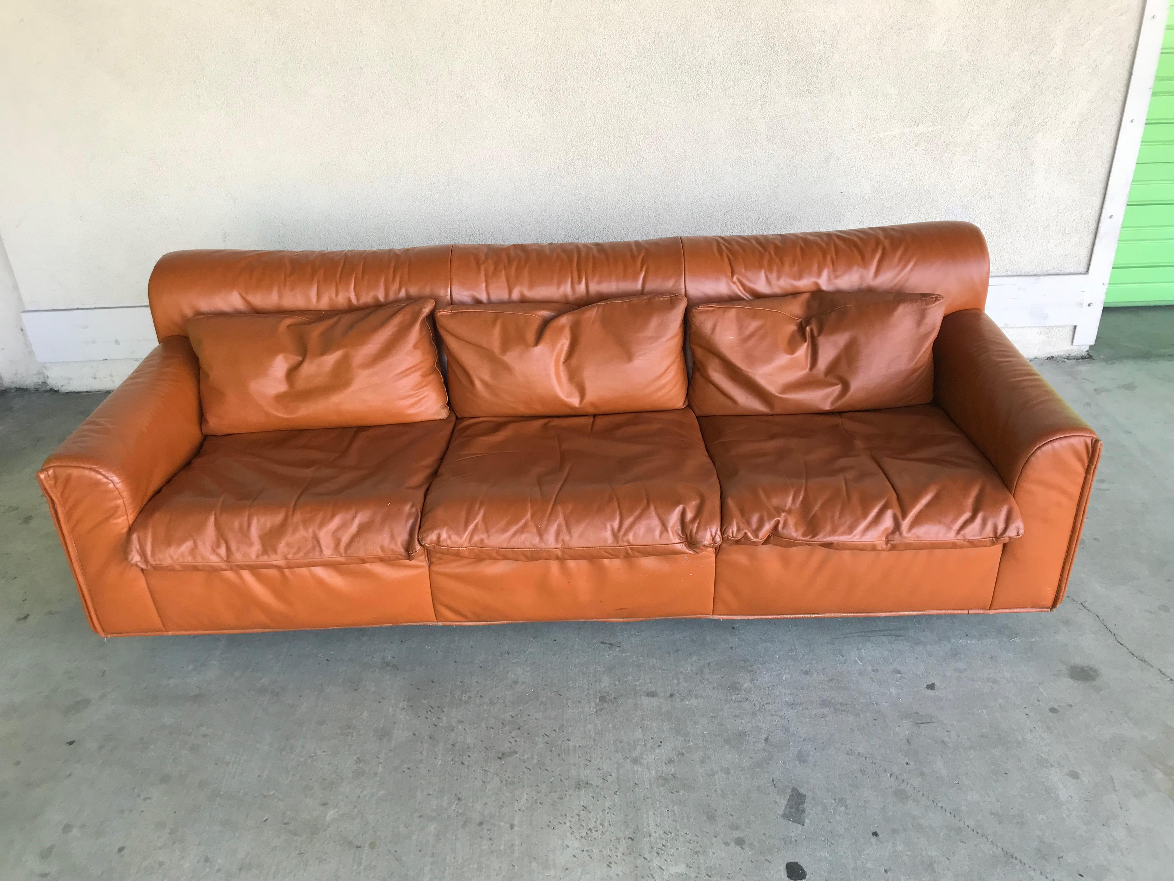 Modernist design.
Super comfy. 
Original vintage condition.
Normal wear / patina consistent with age and use.
Nice tan leather.
Some minor indents on one side of the leather, can be easily steamed out.
Steel rail base in the front with pair of
