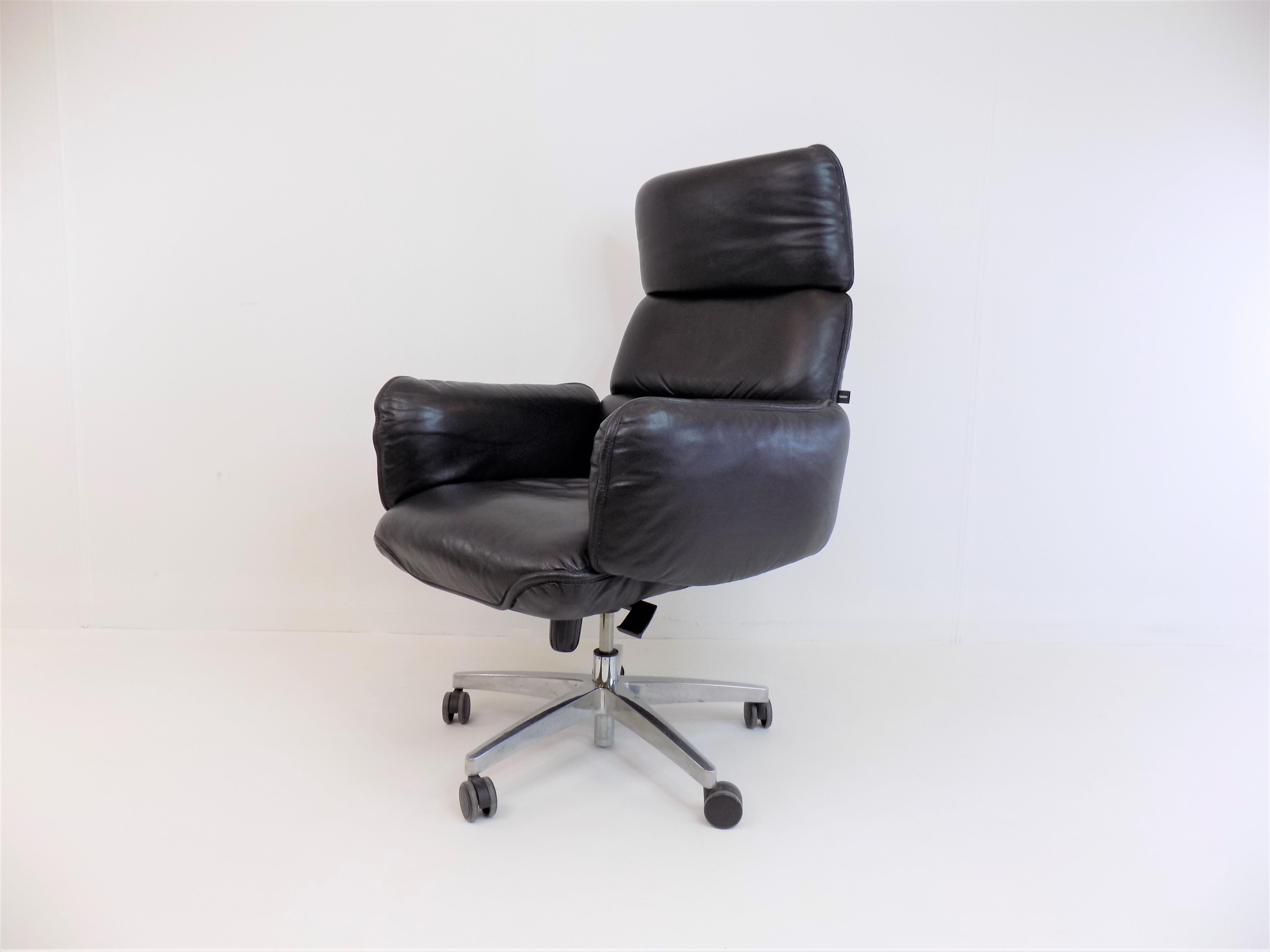 This Topstar office chair, finished in black nappa leather, is in excellent condition. The leather shows the most minimal signs of wear, the chrome-plated base has virtually no scratches. The rocker function, as well as the stepless height lock,