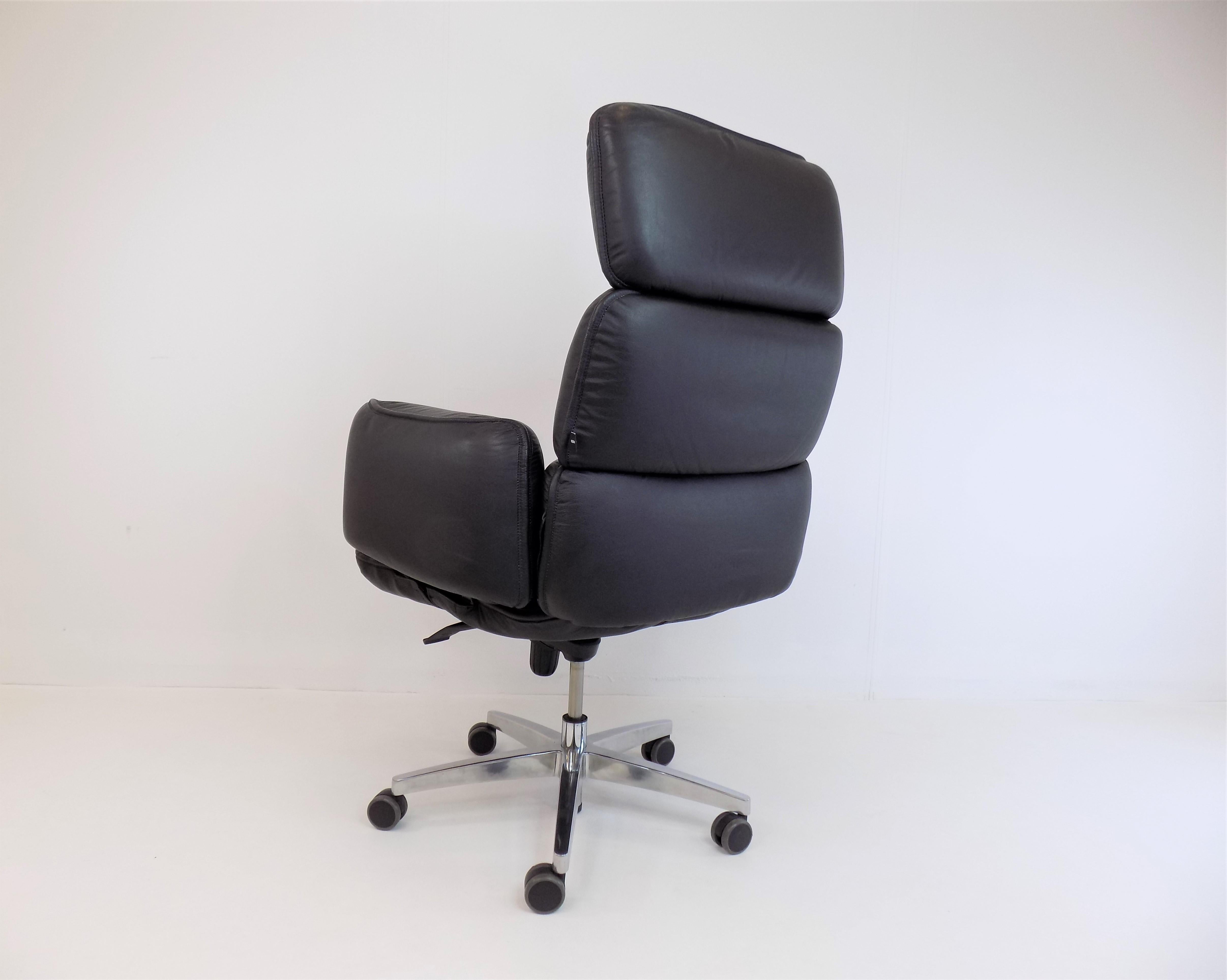 This topstar office chair, finished in black nappa leather, is in excellent condition. The leather shows the most minimal signs of wear, the chrome-plated base has virtually no scratches. The rocker function, as well as the stepless height lock,