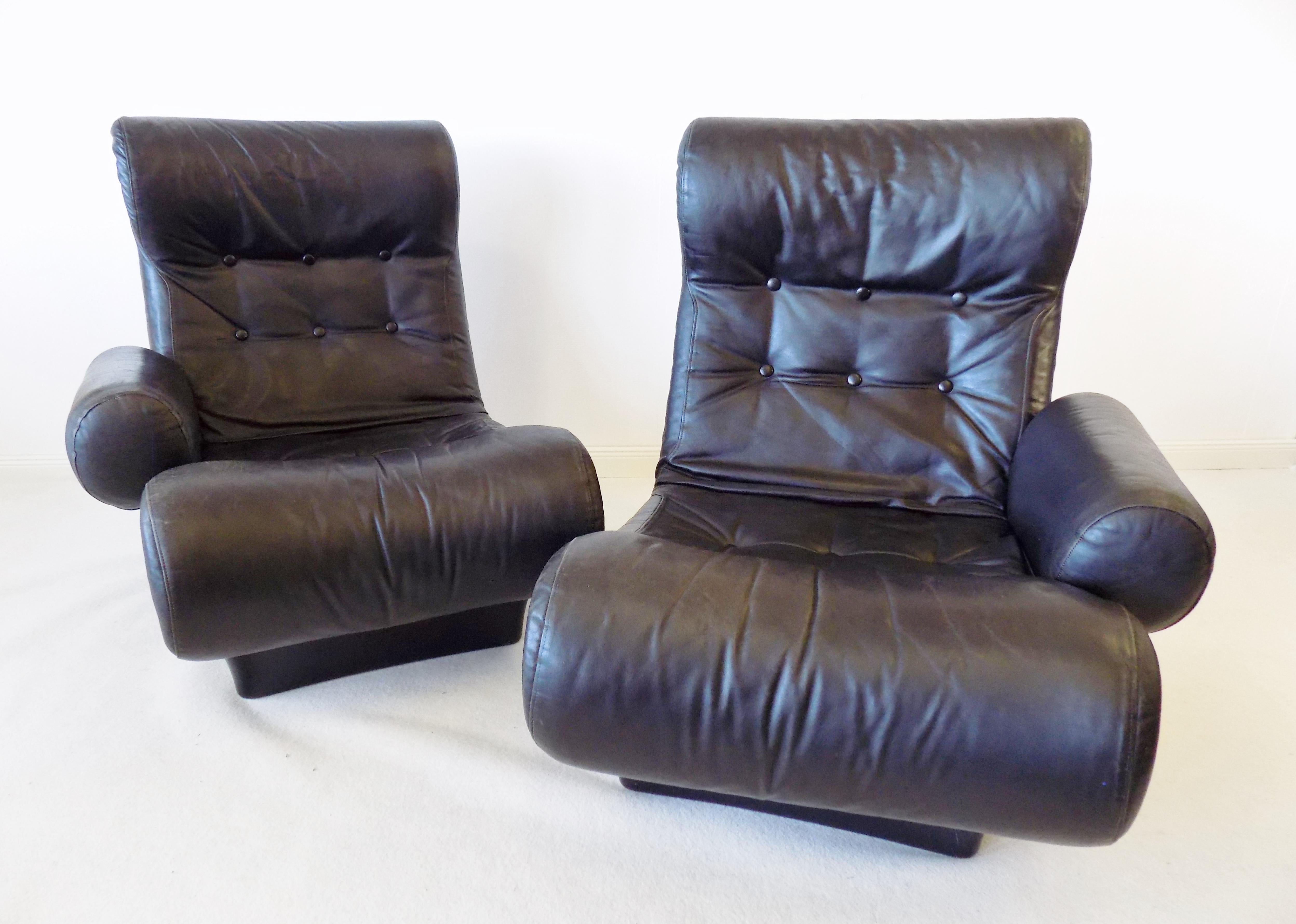This as 2 seater created modul set from the Sofalette series of Otto Zapf was designed by him in the 70s. The black leather of the lounge chair moduls shows a fantastic Patina in some areas and comes in a good condition. As base the chairs have