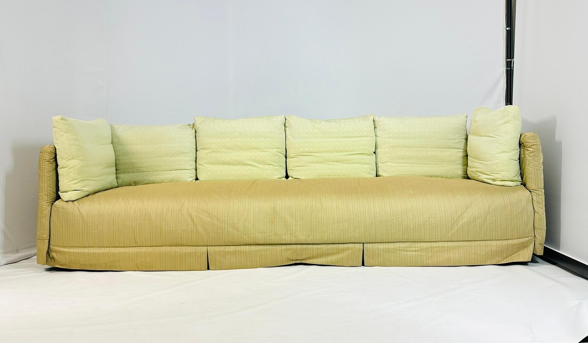 Canapé vintage à quatre places conçu et fabriqué en Italie par B&B Italia.

Le sofa fait partie de la collection 