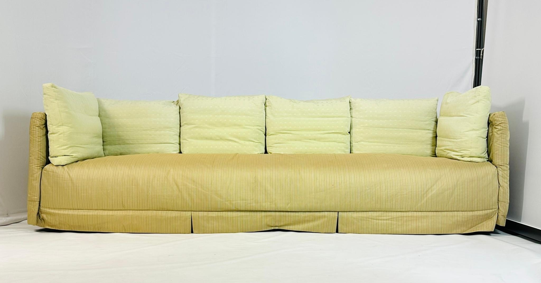 Canapé vintage à quatre places conçu et fabriqué en Italie par B&B Italia.

Le sofa fait partie de la collection 