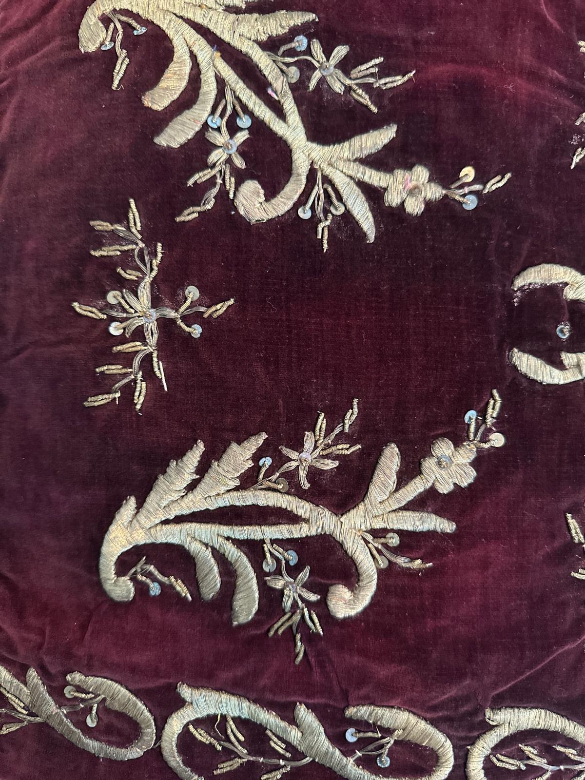 Antike Ottomane-Stickerei mit Goldmetallic-Fäden ( spätes 19. Jahrhundert) im Angebot 3