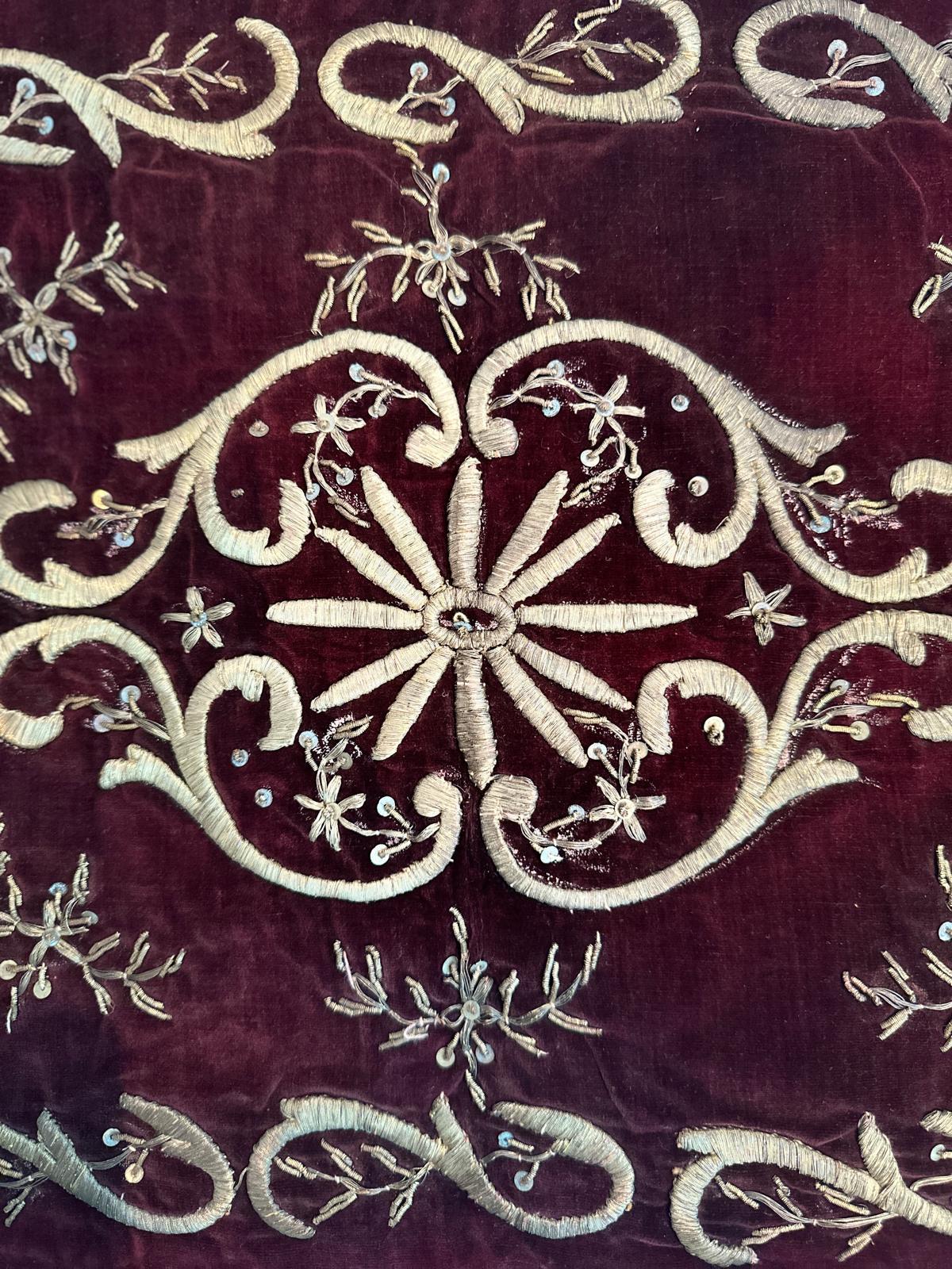 Antike Ottomane-Stickerei mit Goldmetallic-Fäden ( spätes 19. Jahrhundert) im Angebot 1