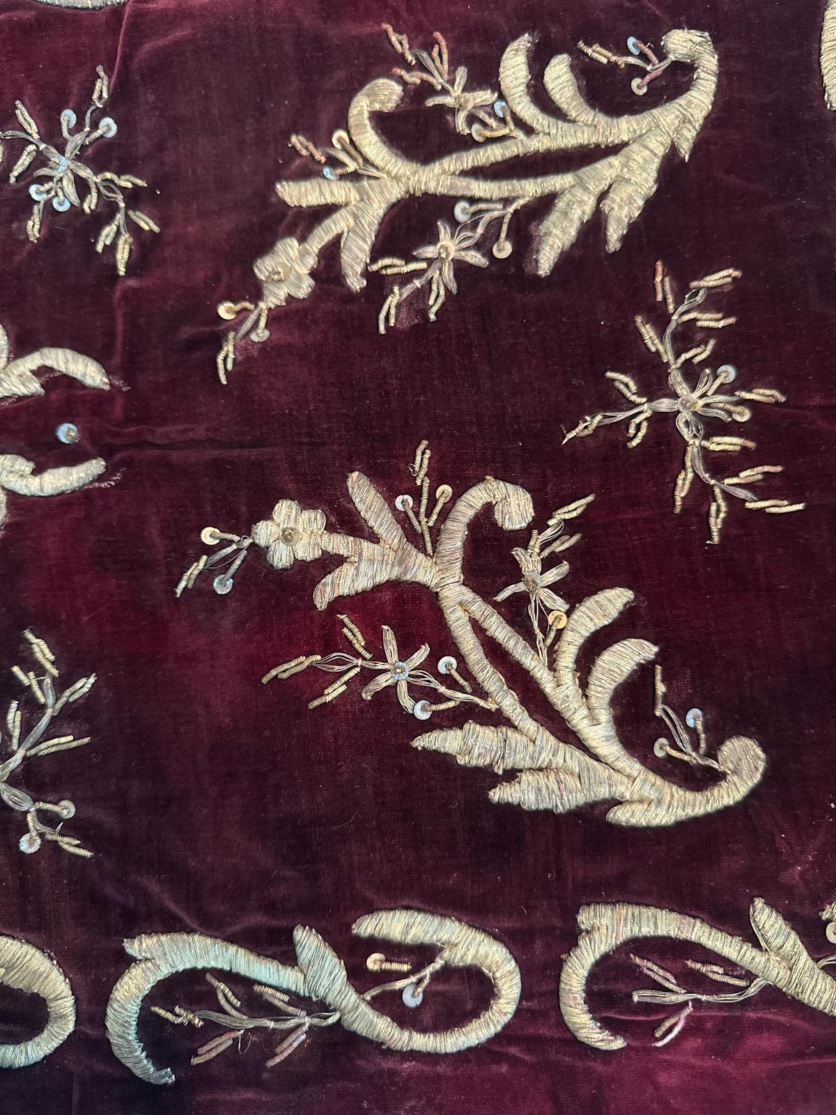 Antike Ottomane-Stickerei mit Goldmetallic-Fäden ( spätes 19. Jahrhundert) im Angebot 2