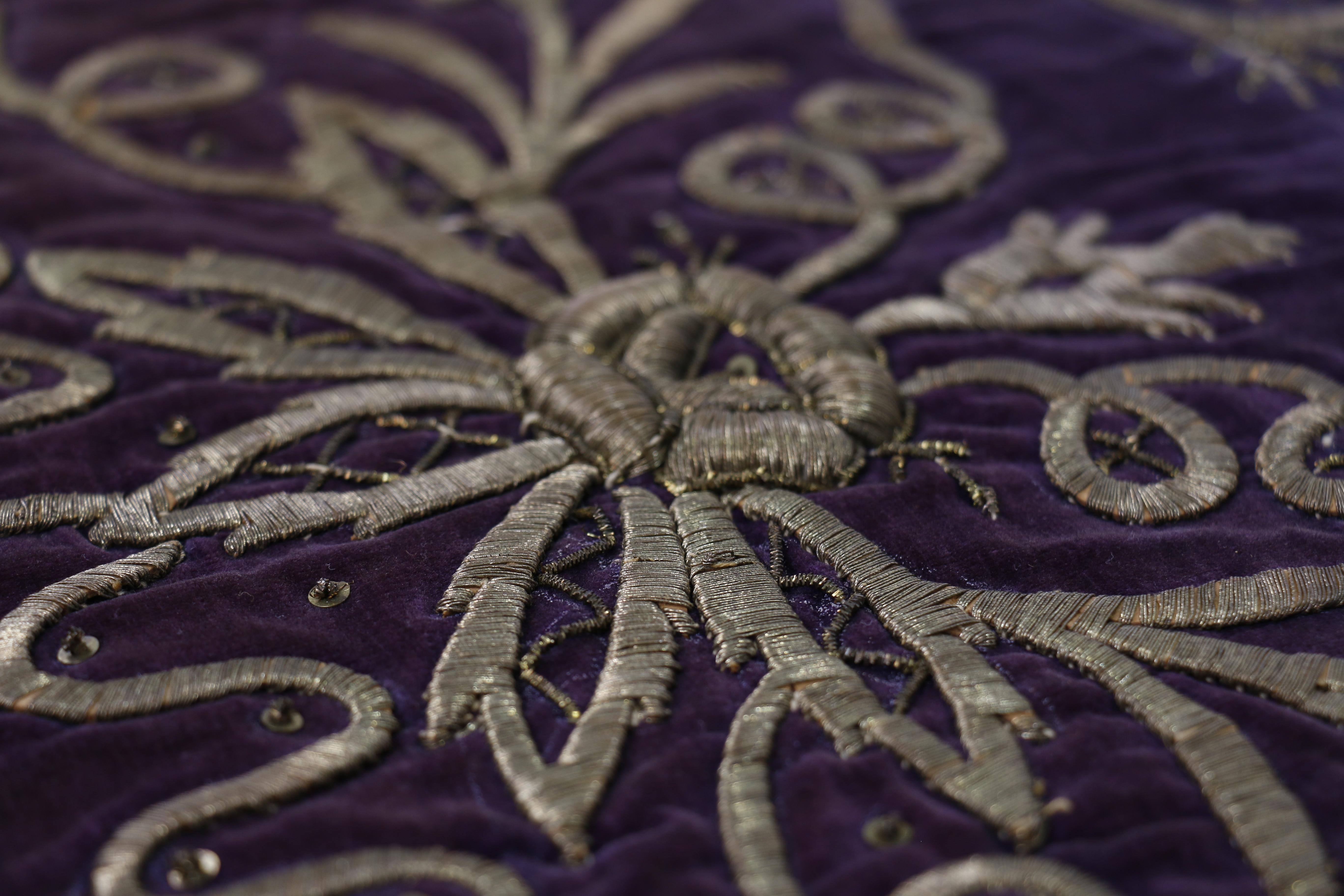 Tapisserie ottomane ancienne à broderie de fils métalliques dorés (fin du 19e siècle) en vente 1