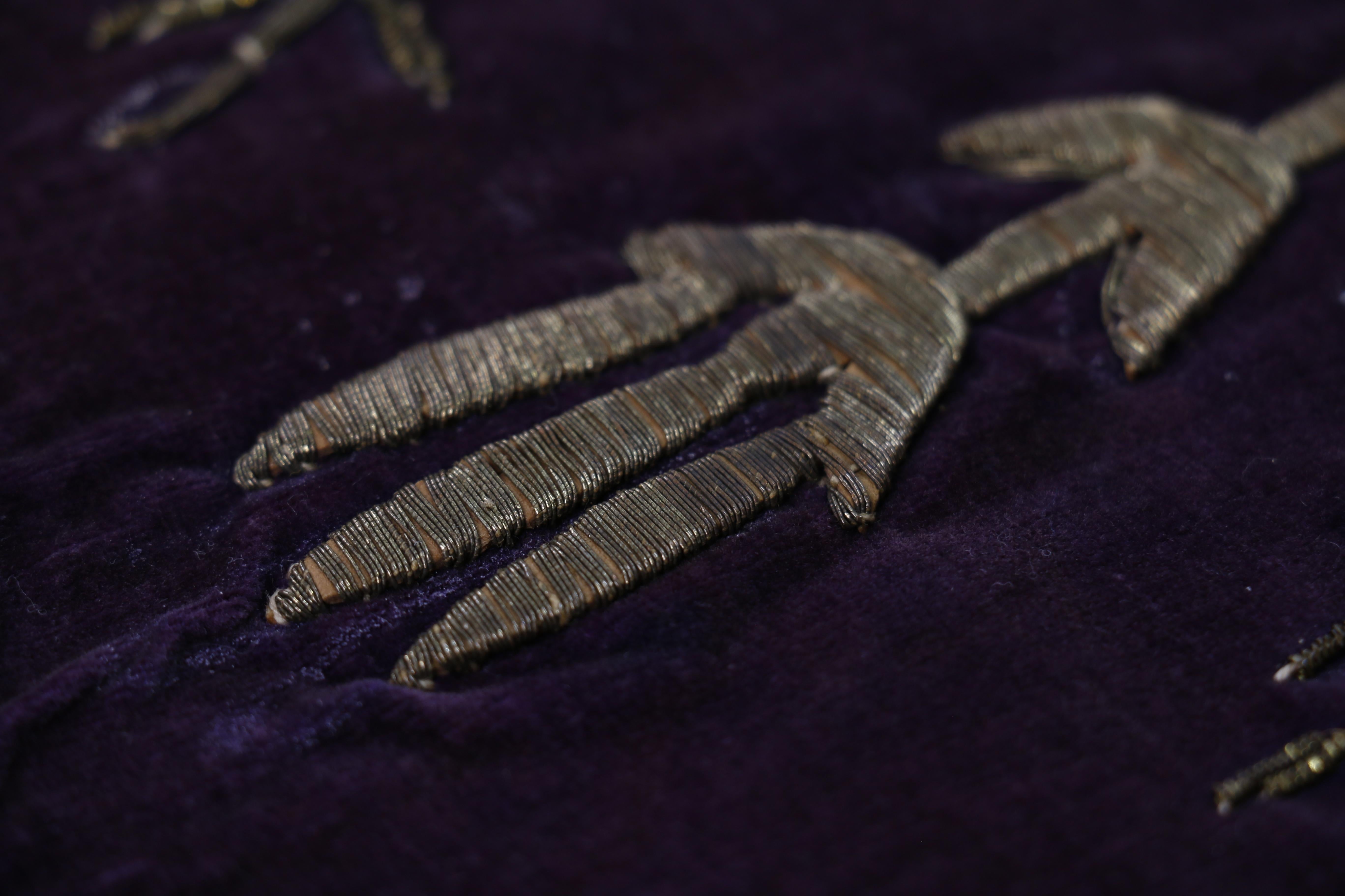 Tapisserie ottomane ancienne à broderie de fils métalliques dorés (fin du 19e siècle) en vente 2