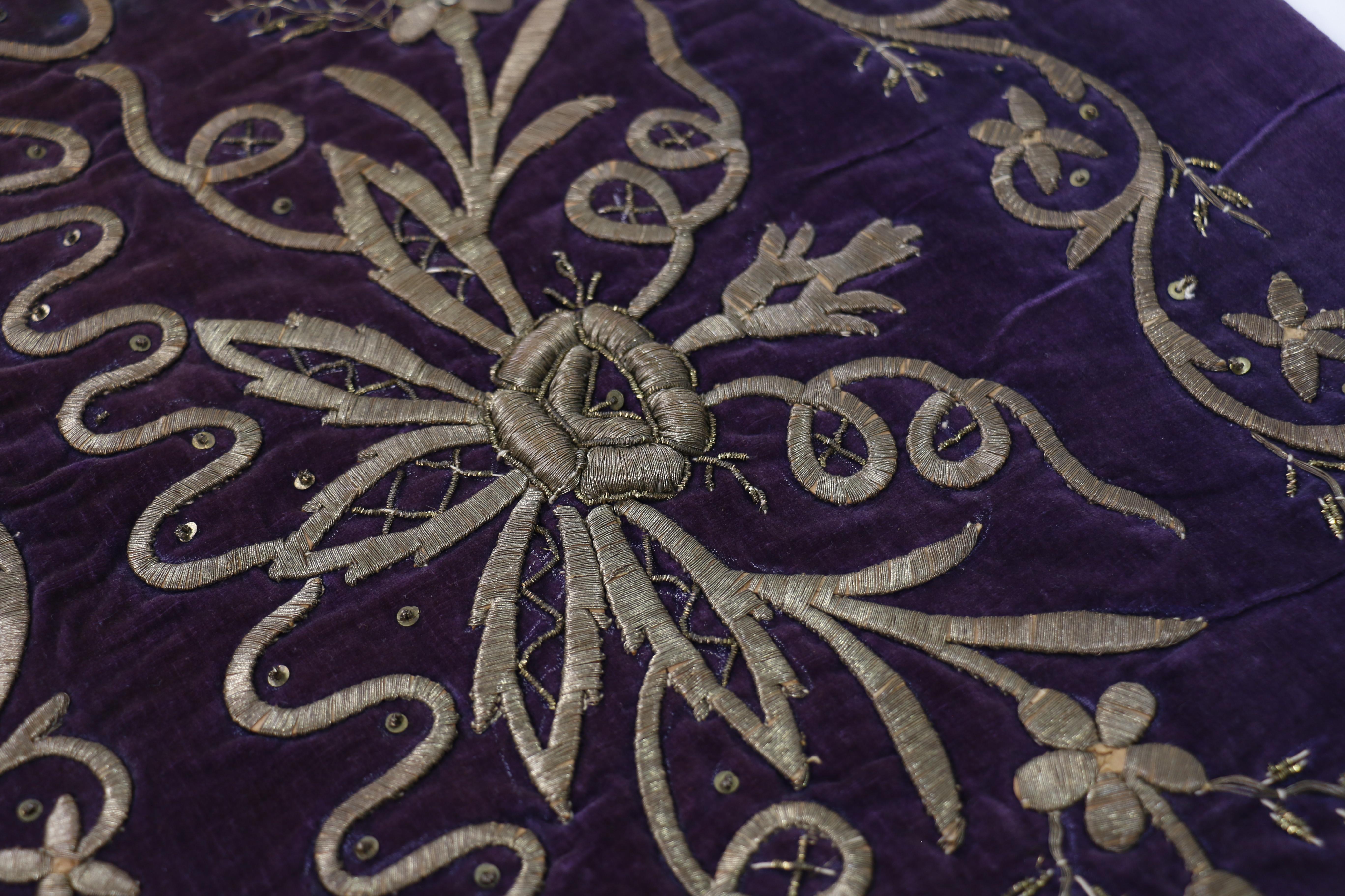 Tapisserie ottomane ancienne à broderie de fils métalliques dorés (fin du 19e siècle) en vente 3