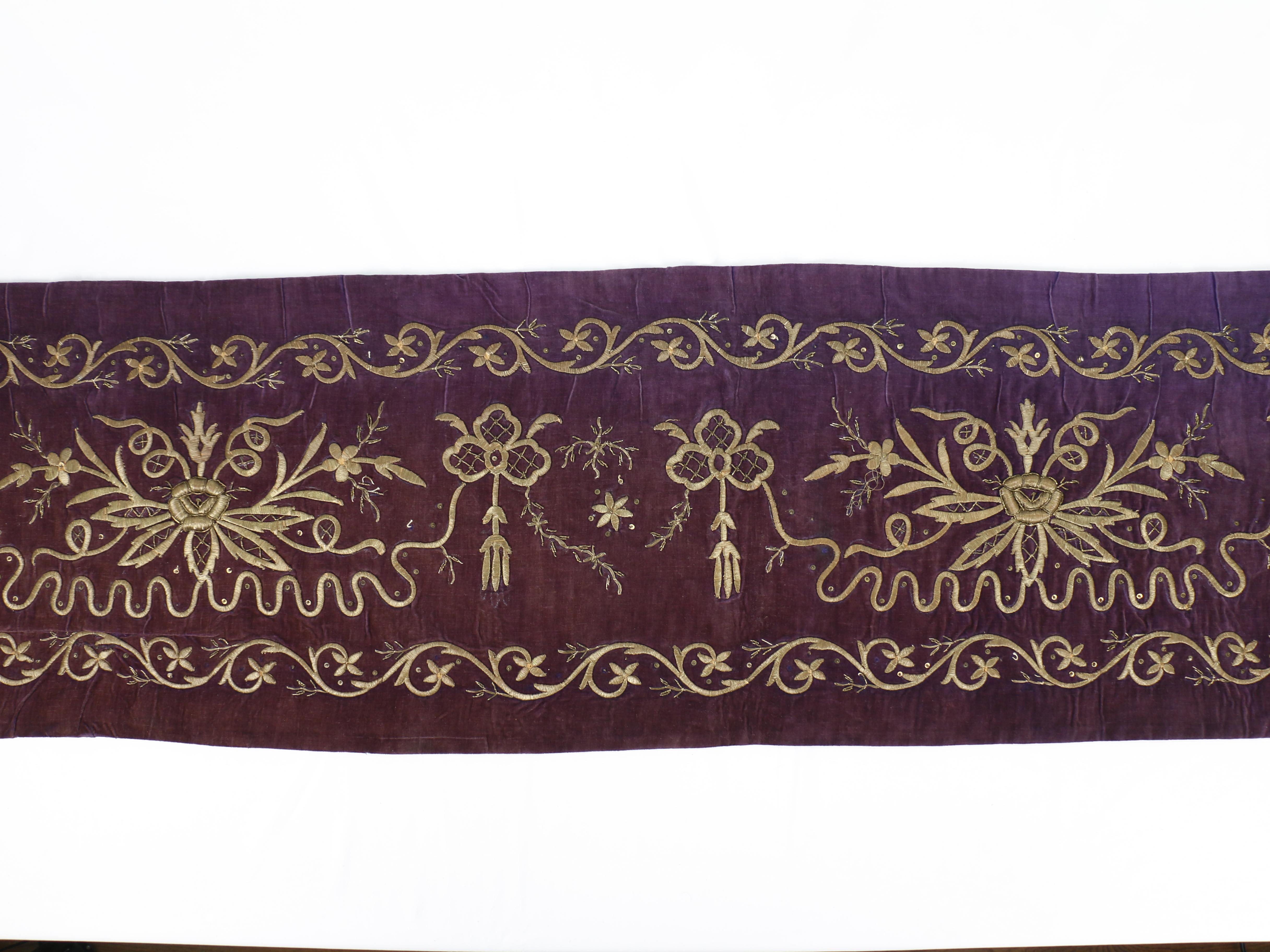 Soie Tapisserie ottomane ancienne à broderie de fils métalliques dorés (fin du 19e siècle) en vente