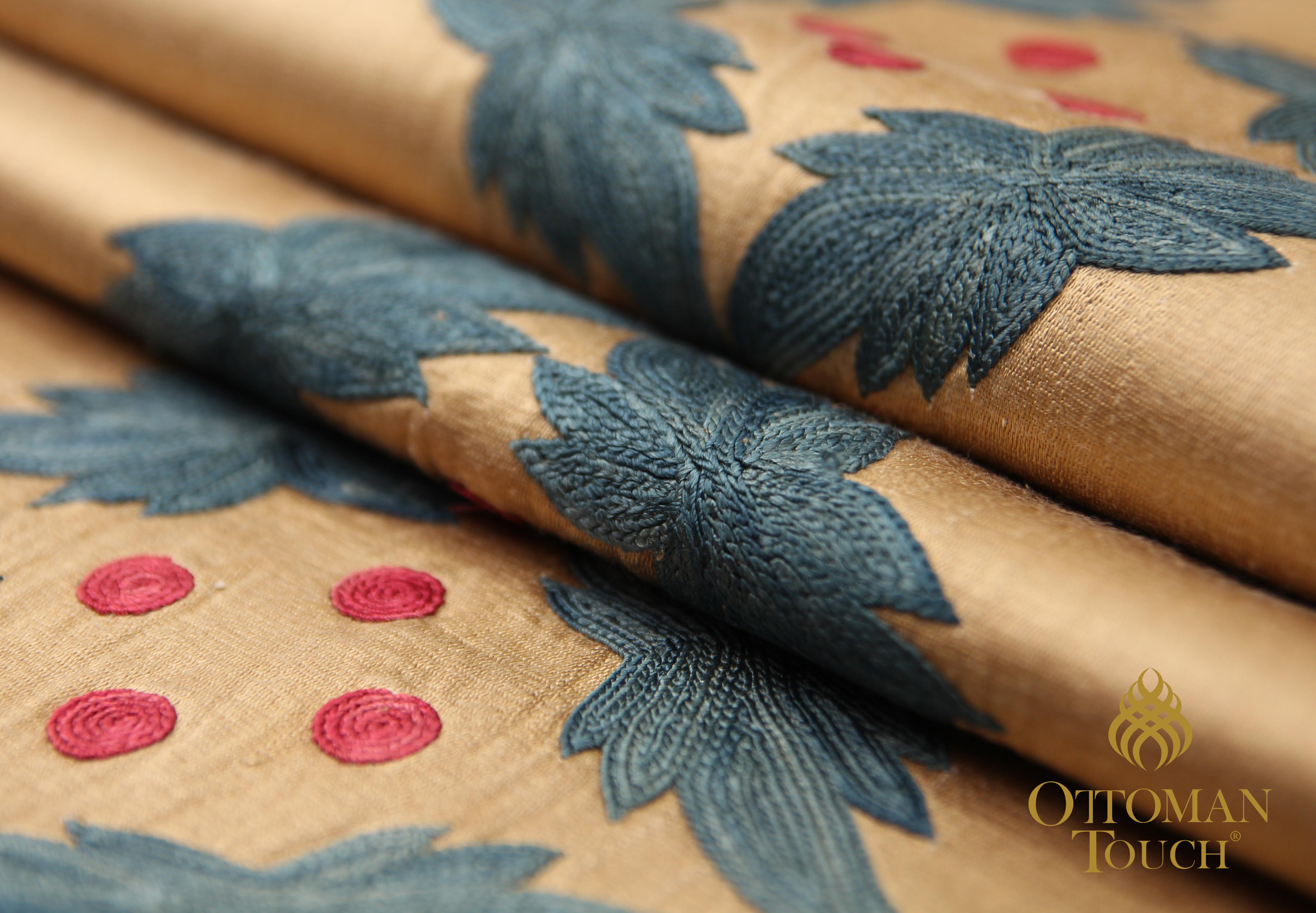 Les tapisseries Suzani sont un type de textile brodé originaire d'Asie centrale, très populaire dans l'Empire ottoman. Ces textiles décoratifs étaient fabriqués à la main par des artisans qualifiés et servaient souvent à décorer les maisons des