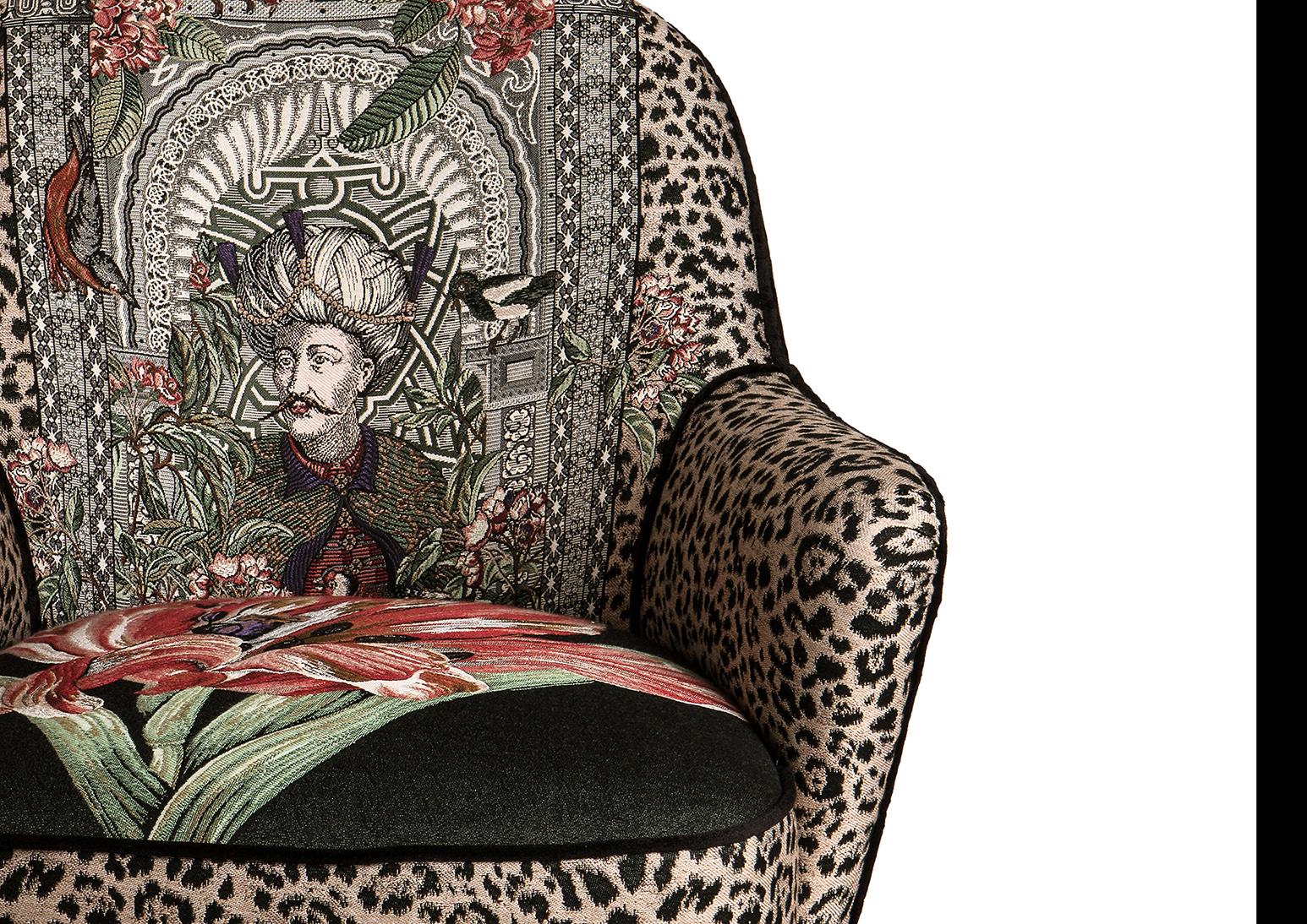 Eleganter italienischer Sessel im Mid Century Stil  mit Beinen und Ottomane aus Messing und Stoff mit botanischem Thema und Rückenlehne aus schwarzem Samt. Die Ottoman-Kollektion wurde von Massimiliano Giornetti, dem langjährigen Kreativdirektor von