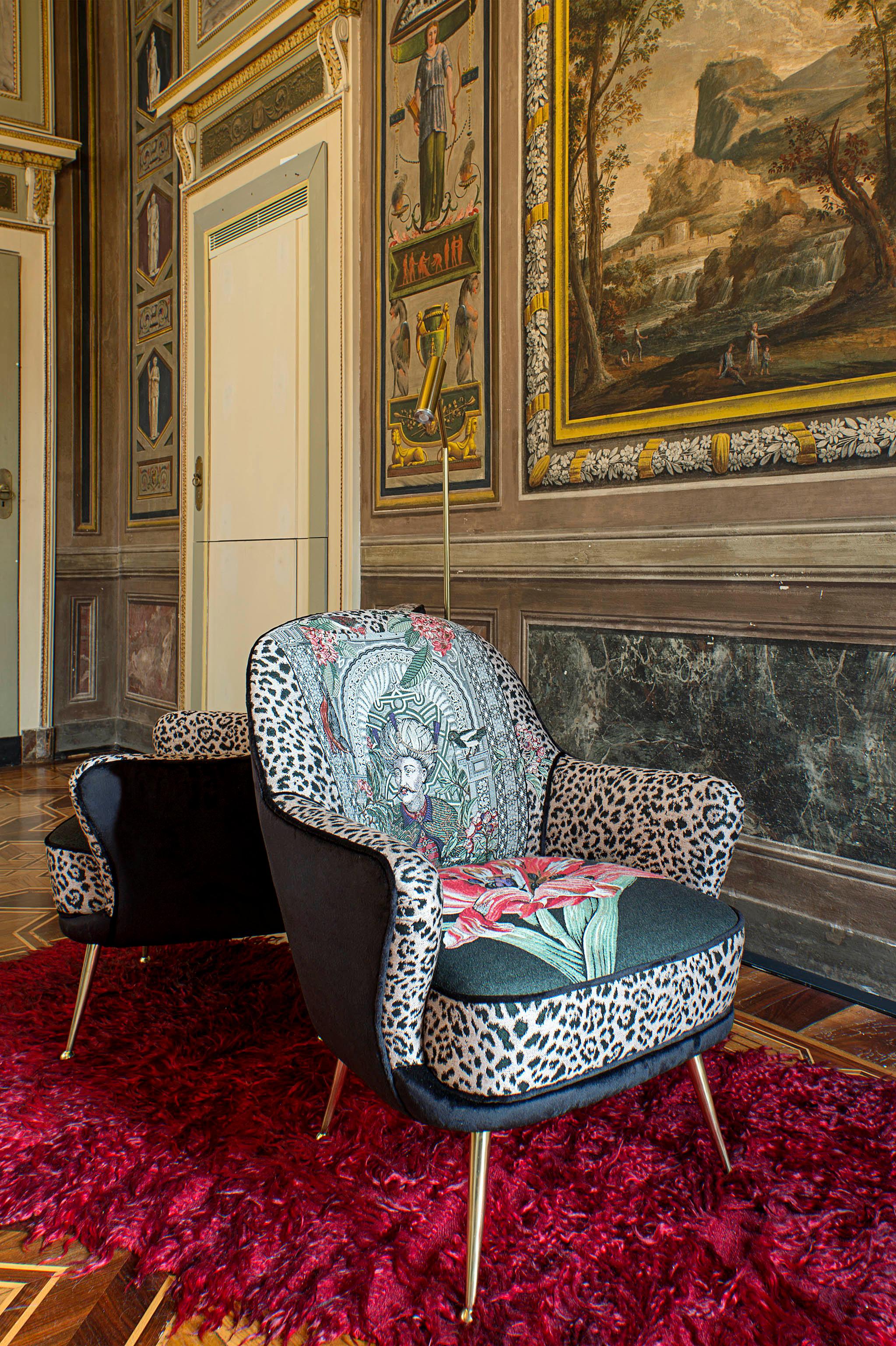 Italienischer Sessel im Mid-Century-Stil aus der Mitte des Jahrhunderts mit Messingbeinen (21. Jahrhundert und zeitgenössisch)