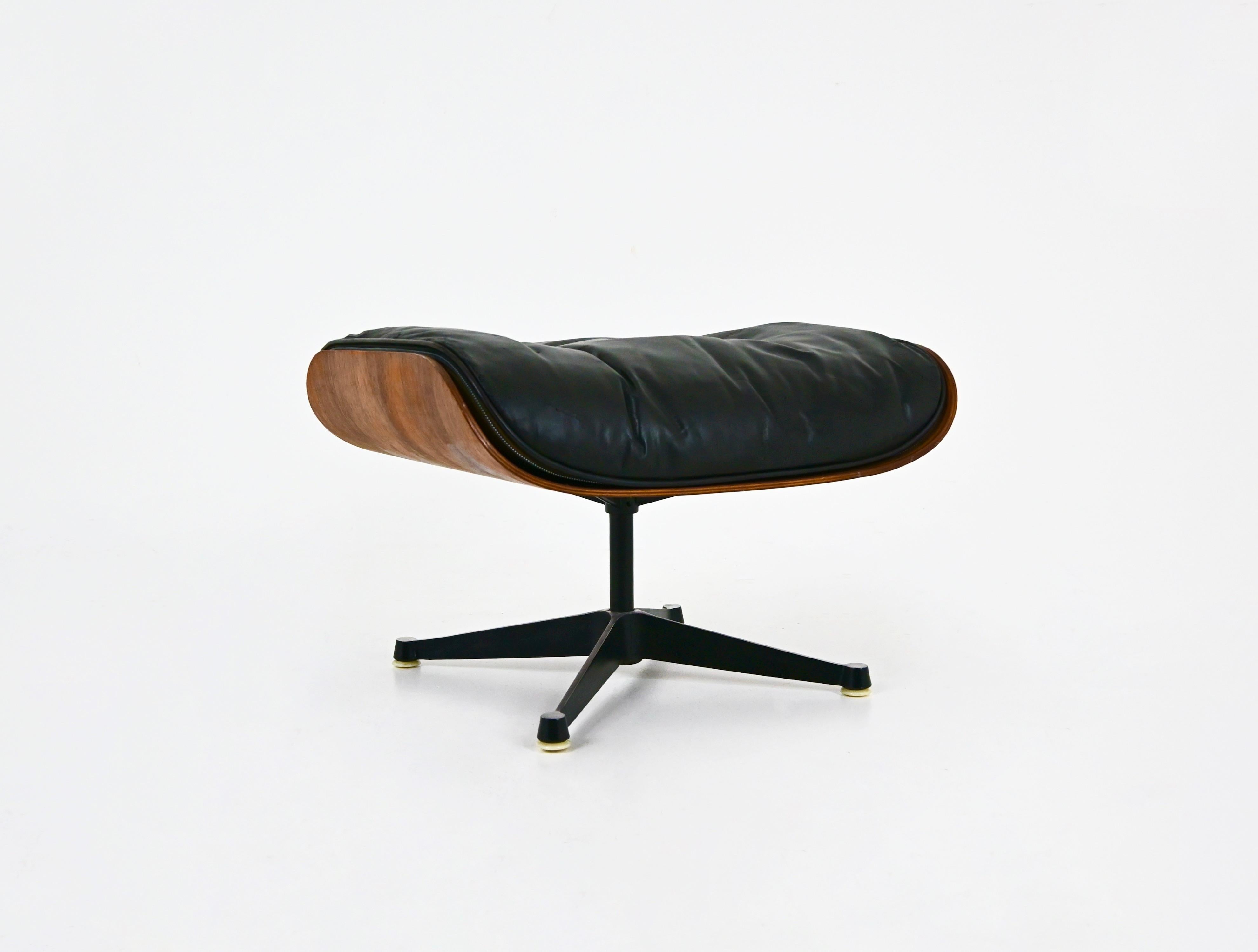 Pouf en cuir noir et bois de Charles et Ray Eames pour Herman Miller. Numéroté. Usure due à l'âge et au temps.
POUR L'EXPÉDITION, NOUS CONSULTER POUR OBTENIR LE MEILLEUR PRIX
