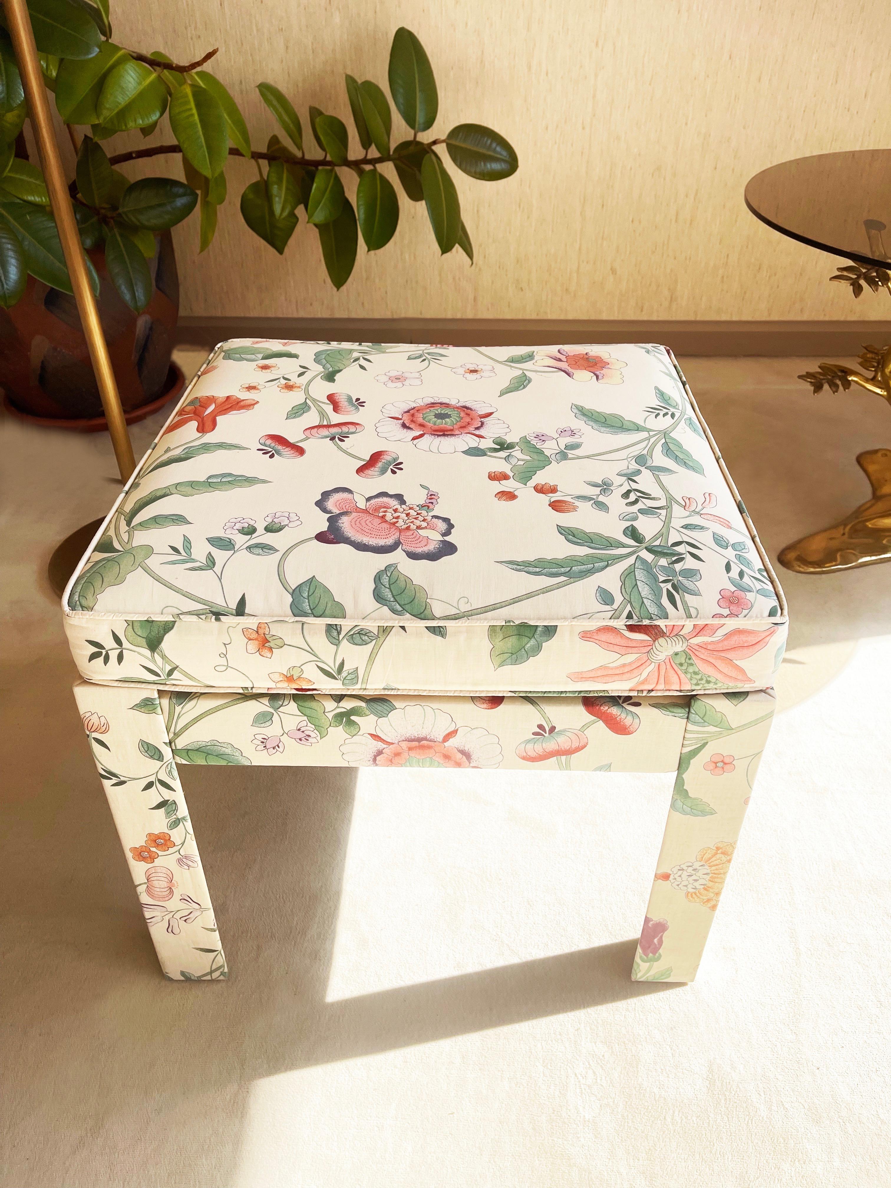 Magnifique ottoman en tissu floral délicat, entièrement tapissé, collection Patrick Frey, Paris, France.
Le motif est tout simplement époustouflant : Hollywood Regency rencontre un élégant style campagnard français !

Une palette de couleurs