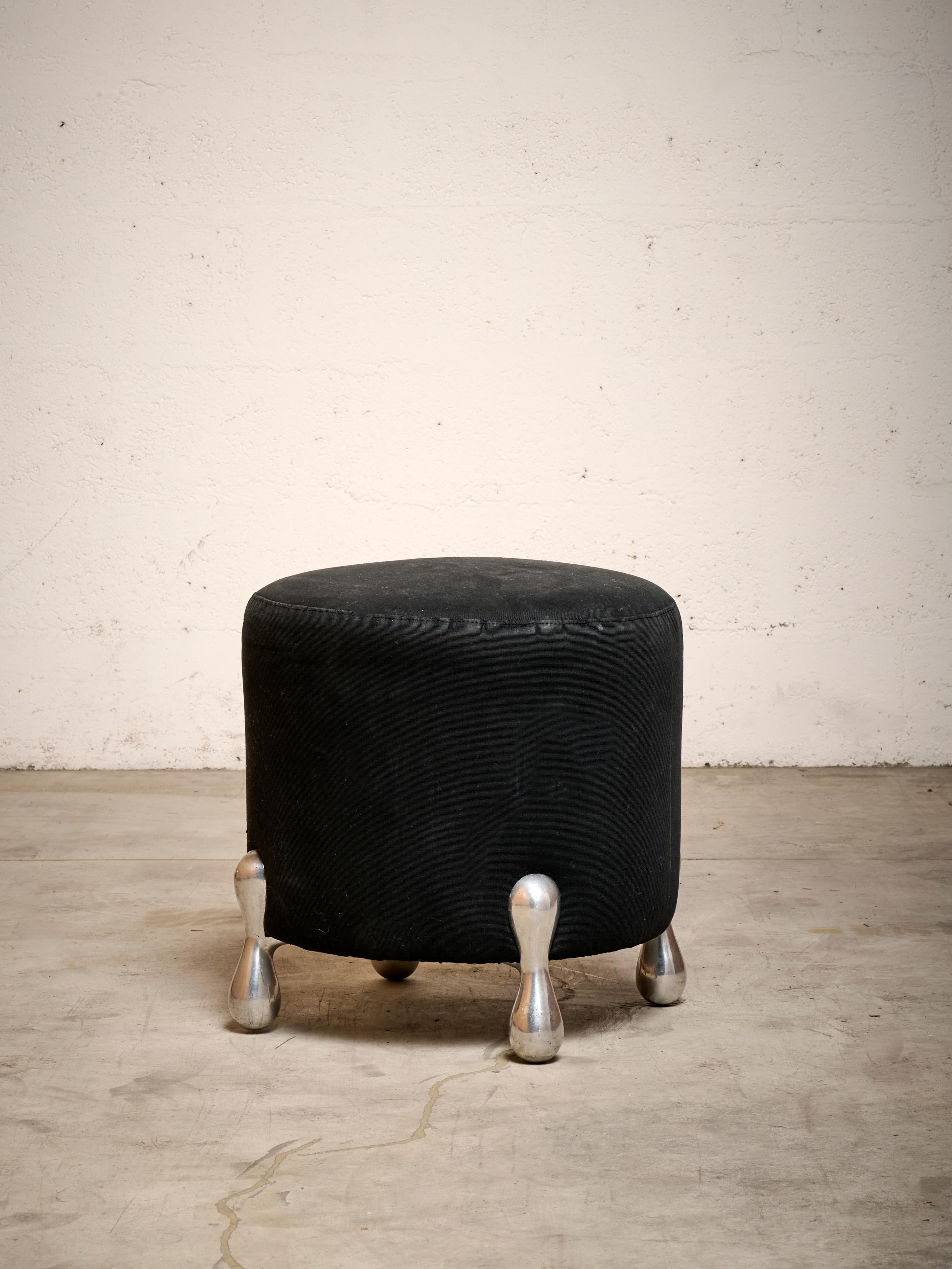 Pouf Pucci de Rossi
Pieds en fonte d'aluminium et tissu original