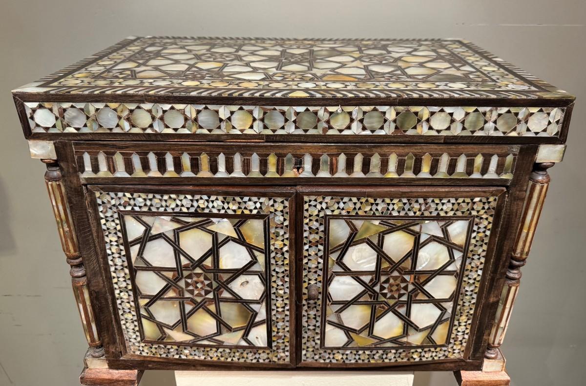 Ottoman Cabinet in Mother-of-pearl Inlay, Syria, circa 1920 In Good Condition In PARIS, FR