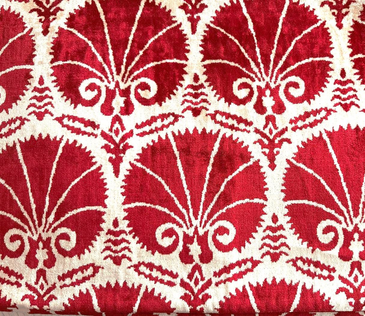 Aggiungi un tocco di lusso imperiale al tuo spazio con questo cuscino in velluto di seta intrecciato a mano, ornato da un suggestivo motivo a garofano ottomano. Con dimensioni di 60 x 40 cm e 50 x 50 cm, questo elegante pezzo combina la ricchezza