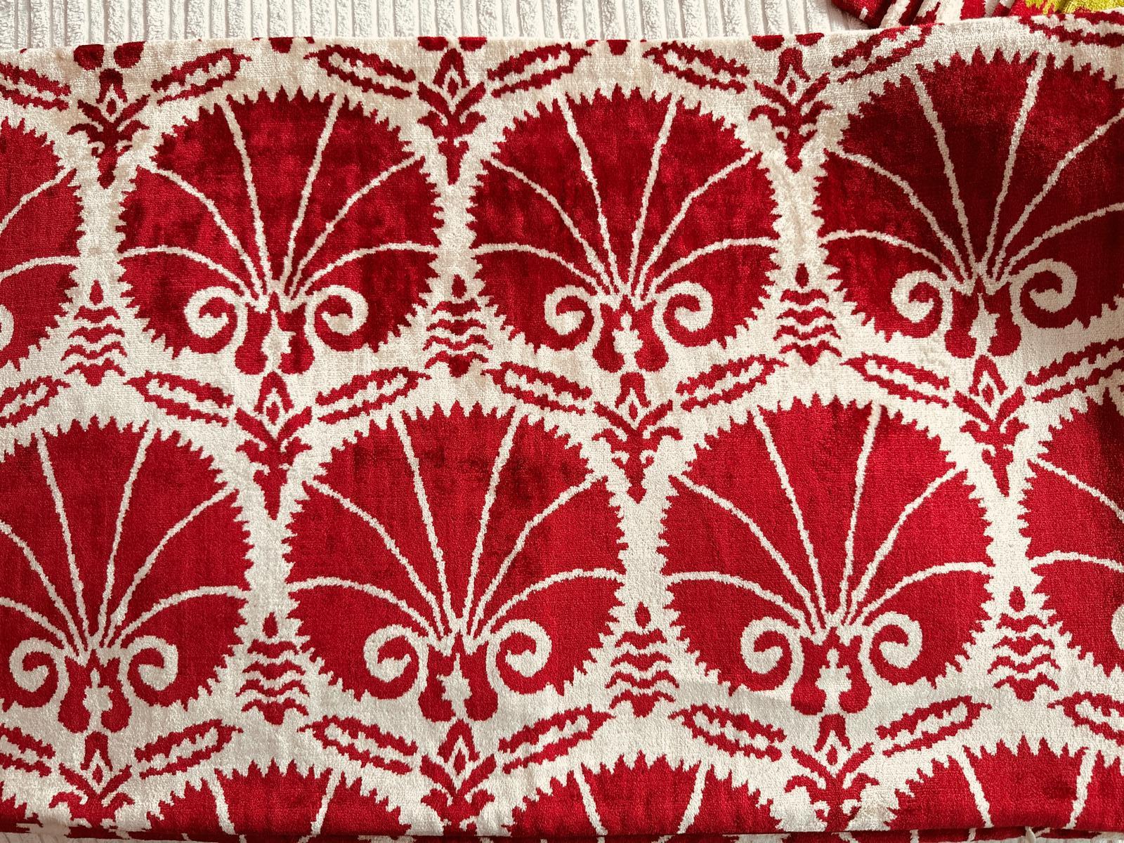 Ikat Cuscino in velluto per ottomana con motivo a garofano in seta intrecciata a mano in vendita