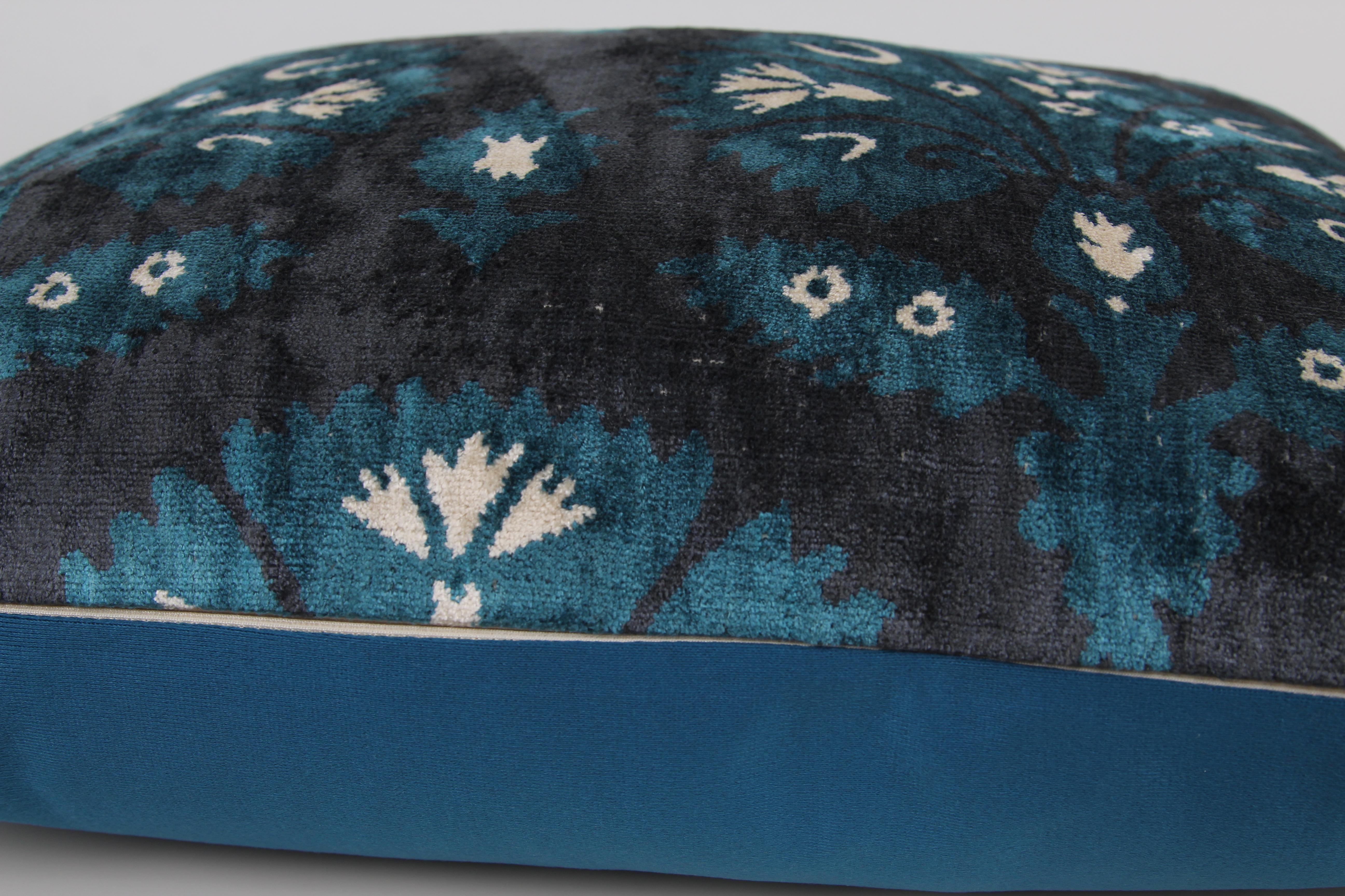 Handwoven Hand-Dyed Silk Ikat Cushion – Modern Ottoman Carnation Motif

Enhance your home with the timeless elegance of our handwoven, hand-dyed Ikat cushion, featuring a modern carnation motif in a sophisticated anthracite hue. Designed to