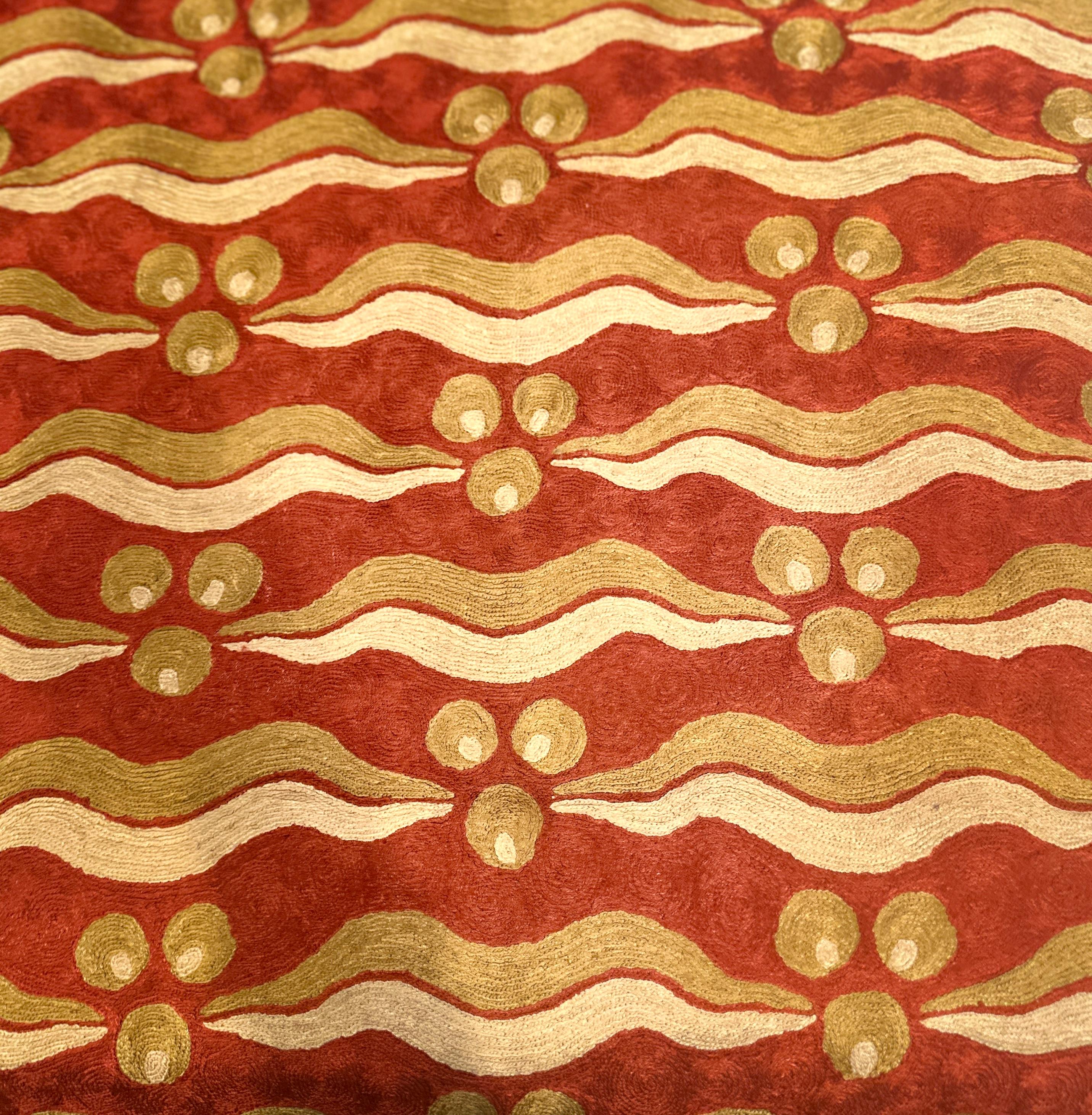 Ottomane mit Chintamani-Motiv aus Seide, handbestickter Suzani-Teppich (Baumwolle) im Angebot