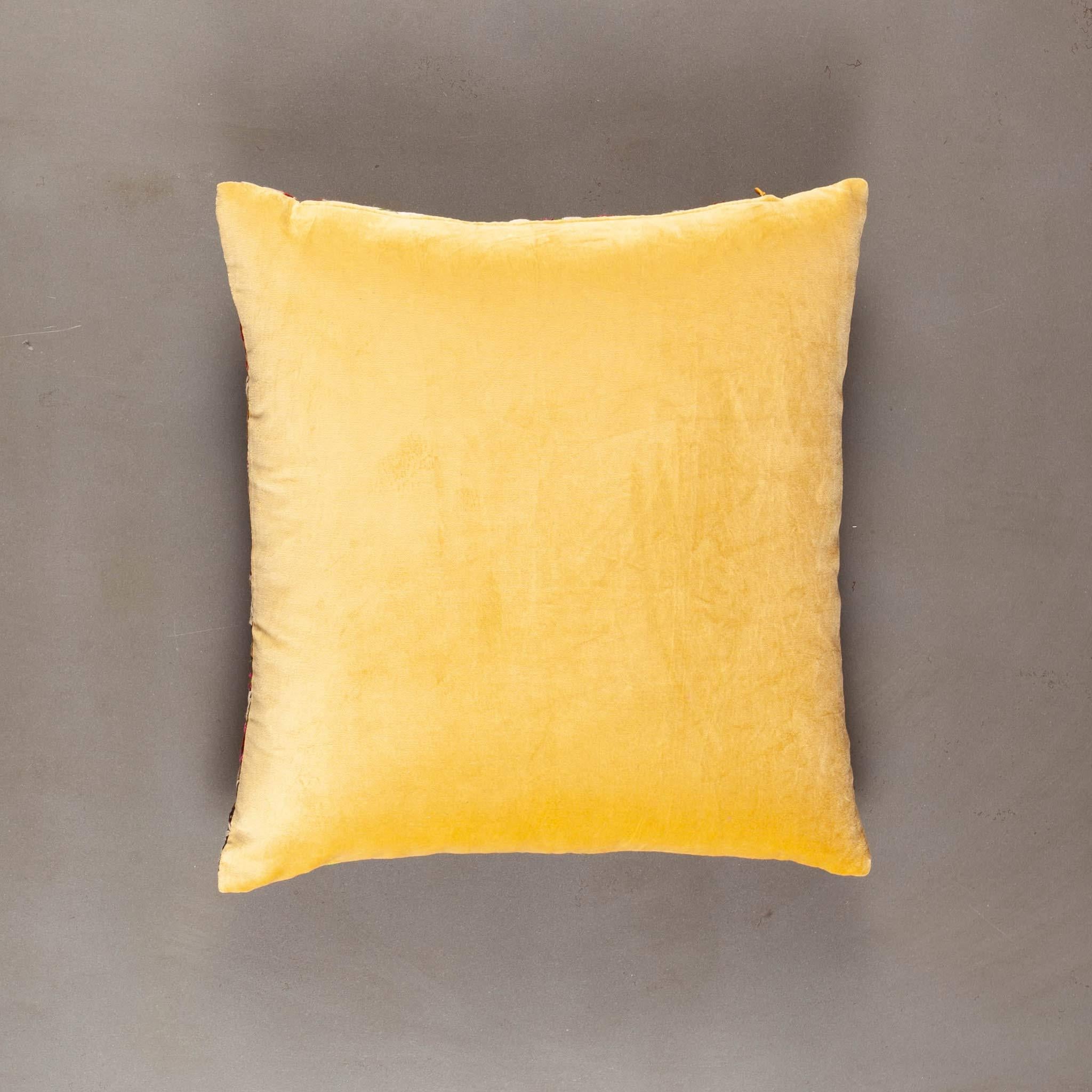 Cette housse de coussin antique est fabriquée à partir d'un panneau textile brodé ottoman de la fin du XIXe siècle, travaillé avec de la soie fine et des fils métalliques. En son centre, une composition architecturale stylisée de dômes et de