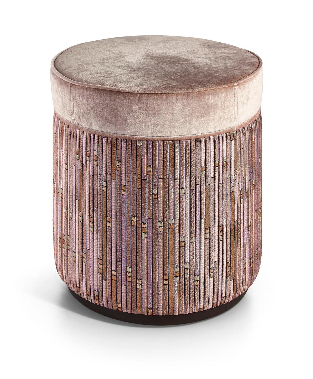 Armazón de otomana de madera maciza y  Madera tapizada en tela o piel Siglo XXI y contemporáneo en venta