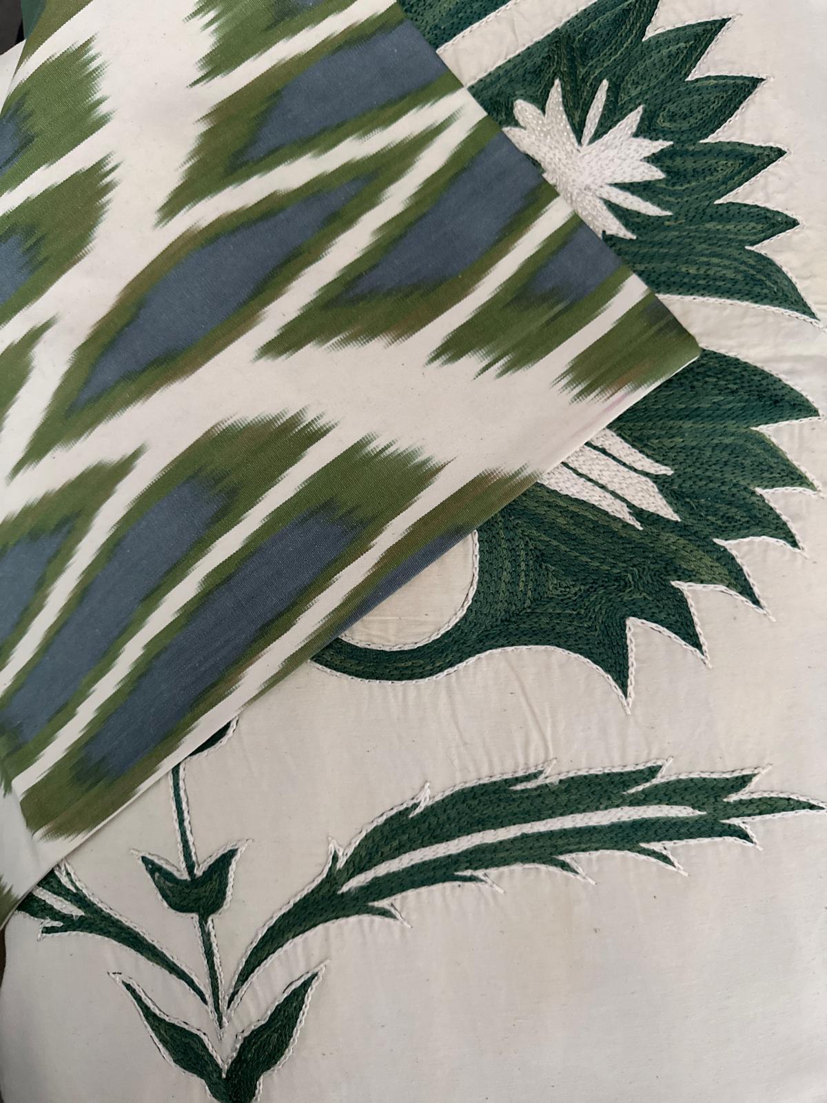 Immergiti in un cuscino di storia e arte con gli intramontabili motivi a garofano dell'Impero Ottomano portati in vita attraverso l'intricata tecnica di ricamo Suzani. Questi motivi, che simboleggiano la vita, la salute e il rinnovamento, sono più