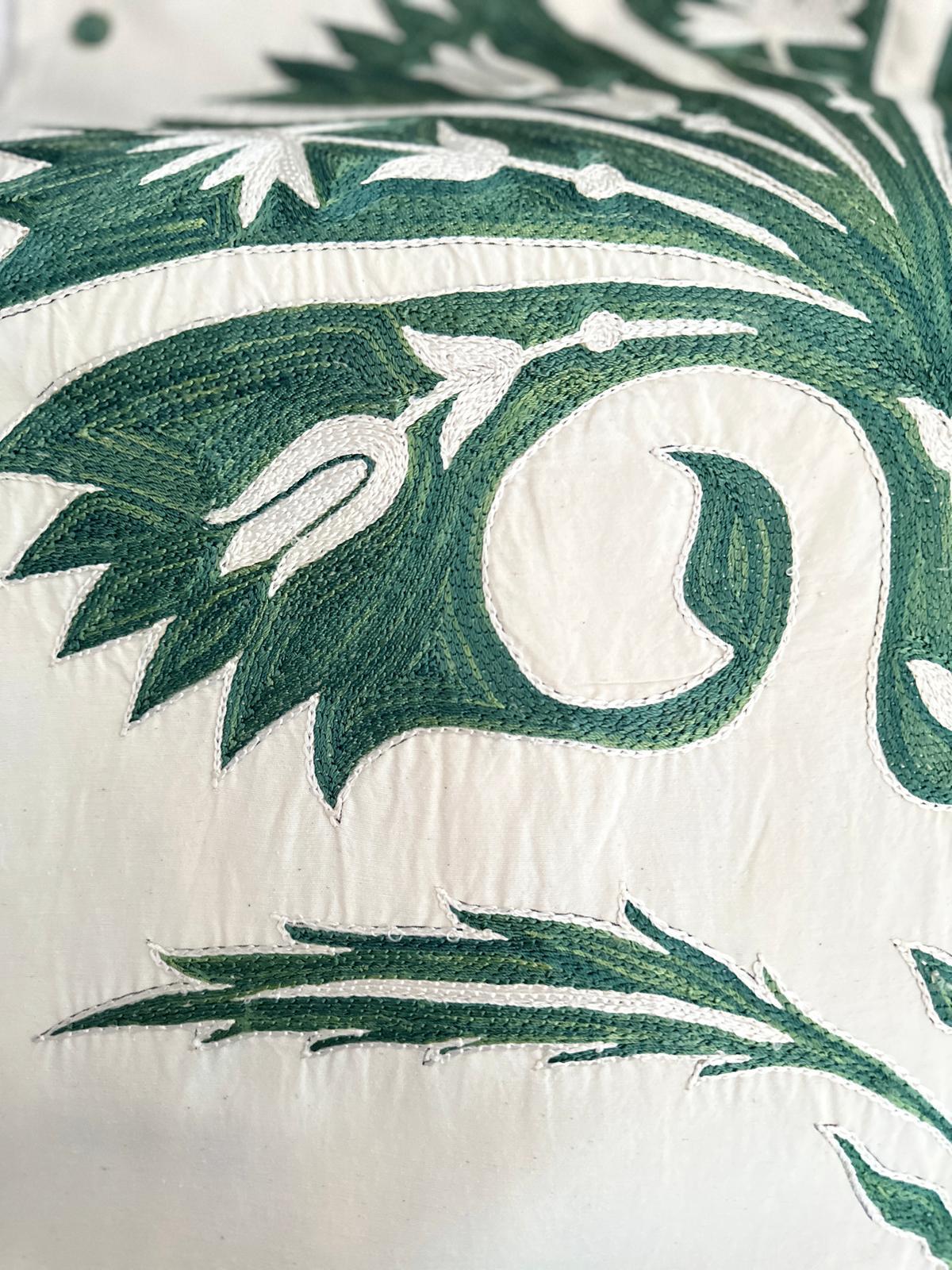 Fatto a mano Cuscino ricamato a mano in seta Greene & Greene Greene & Greene in vendita