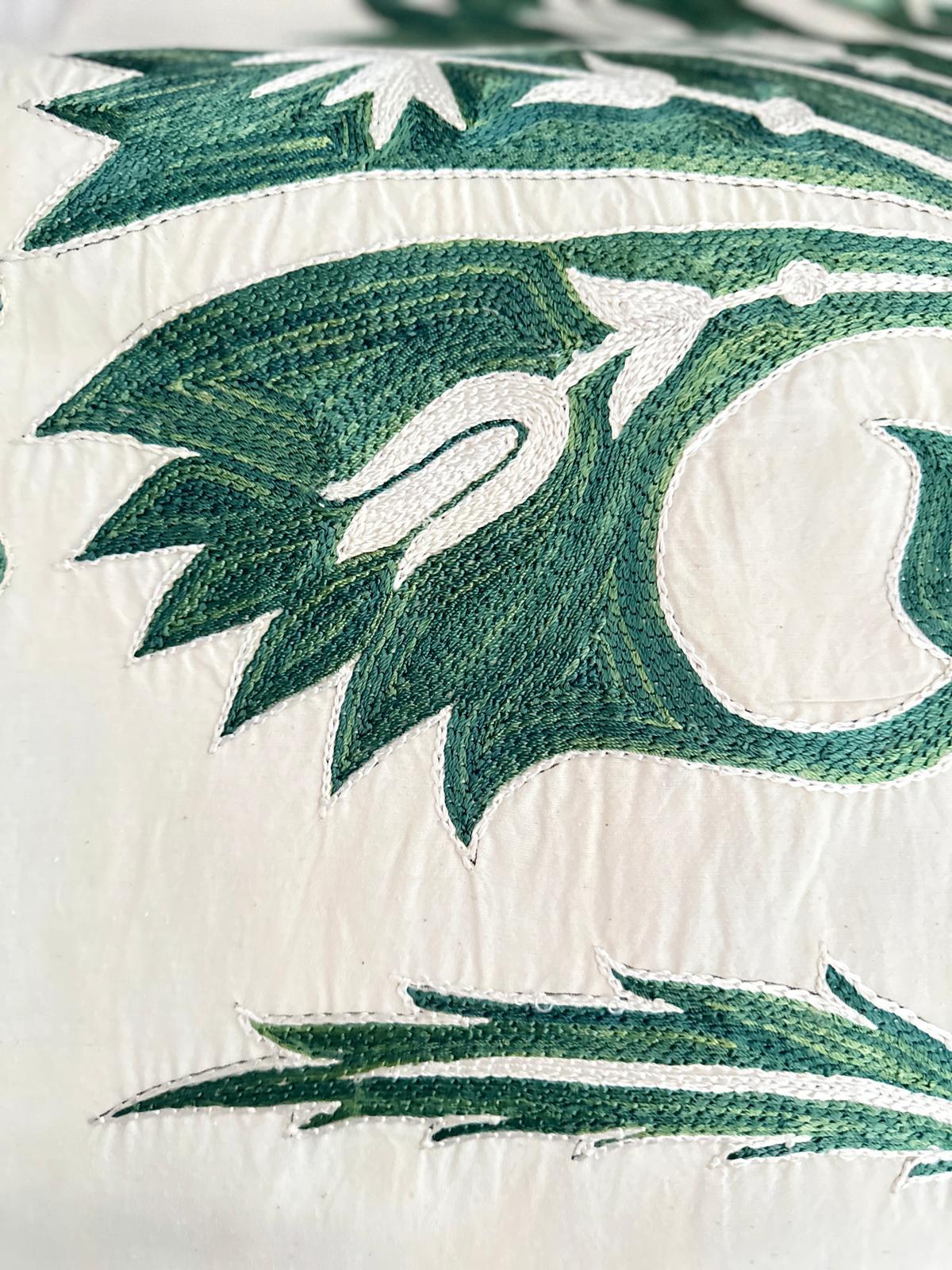 Cuscino ricamato a mano in seta Greene & Greene Greene & Greene In condizioni Nuovo in vendita a London, GB