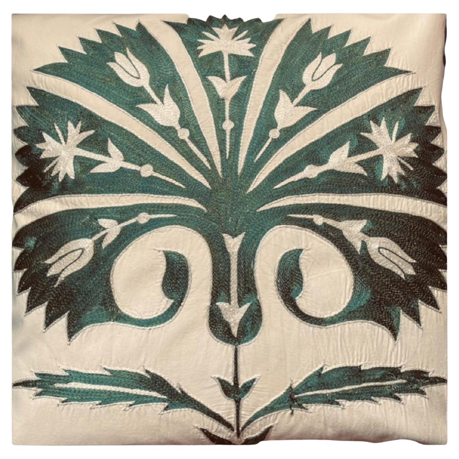 Cuscino ricamato a mano in seta Greene & Greene Greene & Greene in vendita