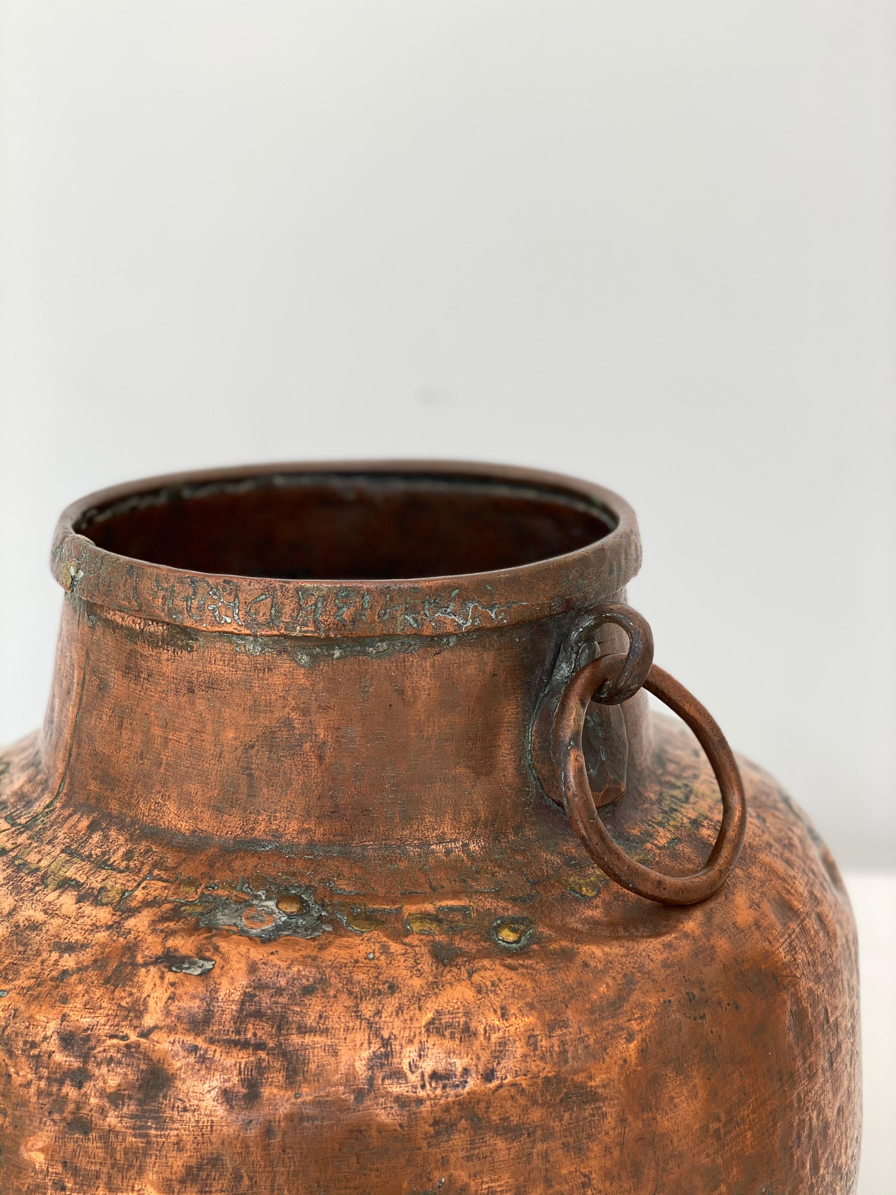 Vase ottoman en cuivre martelé, 18ème siècle en vente 3