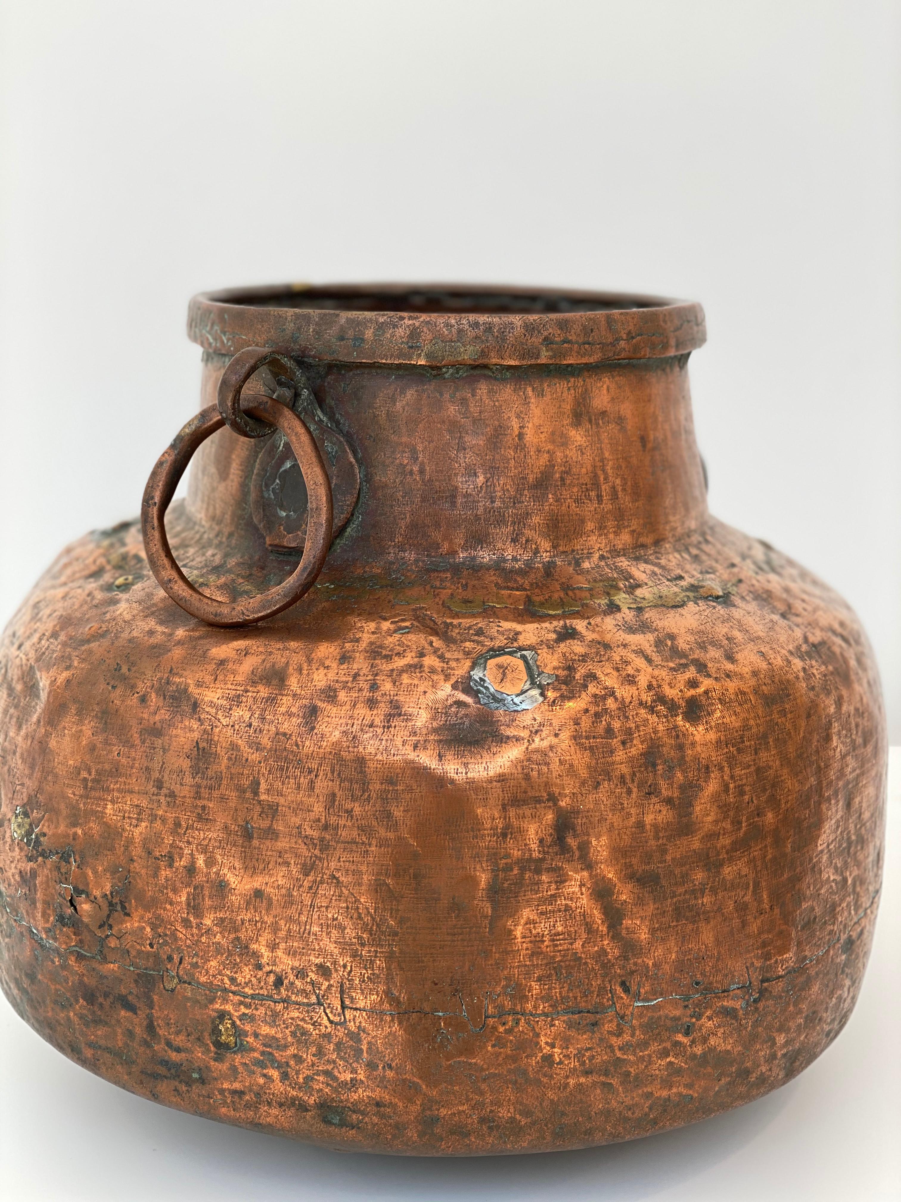 Vasija otomana de cobre martillado, siglo XVIII en venta 4