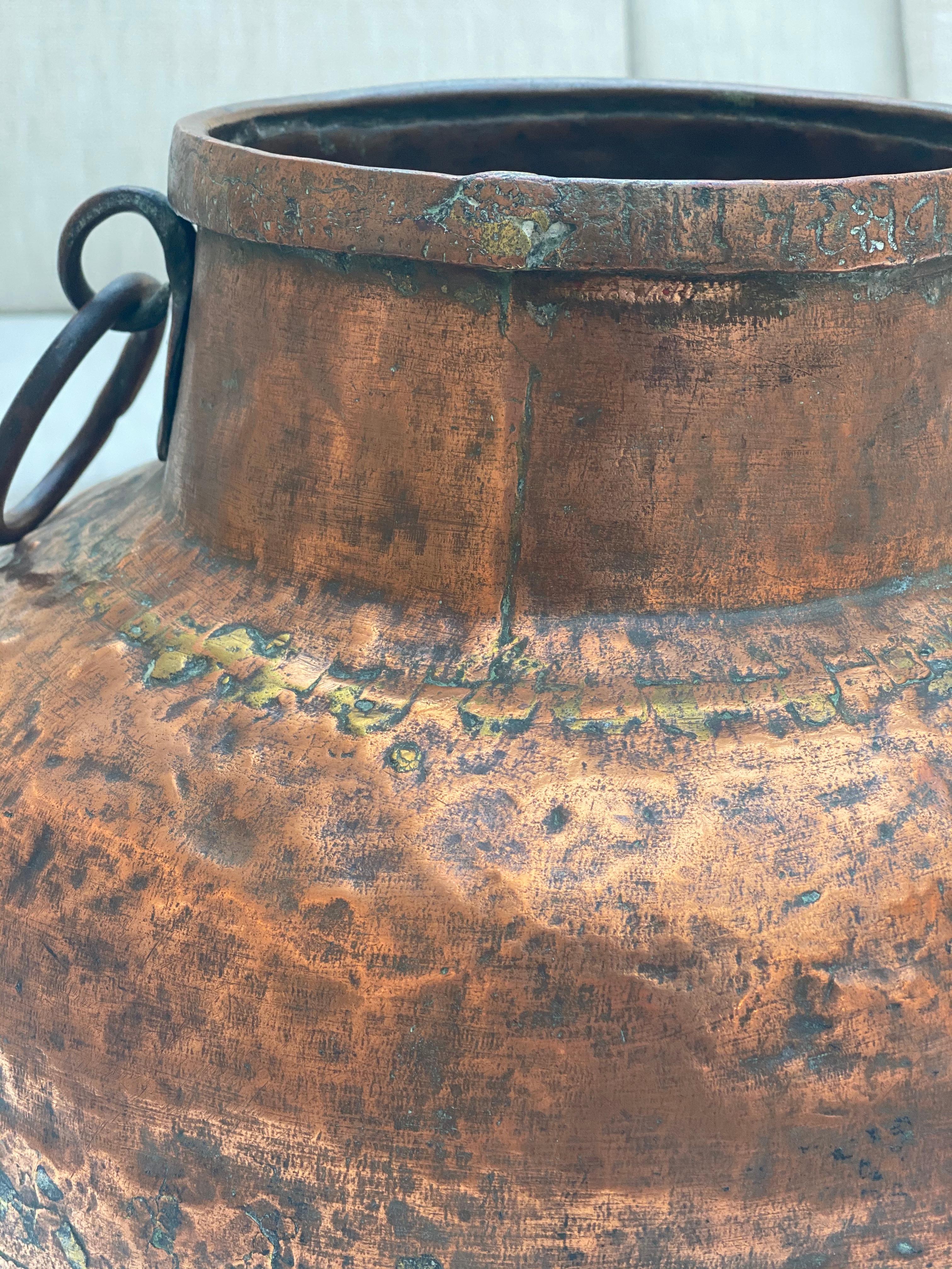 Vasija otomana de cobre martillado, siglo XVIII en venta 8