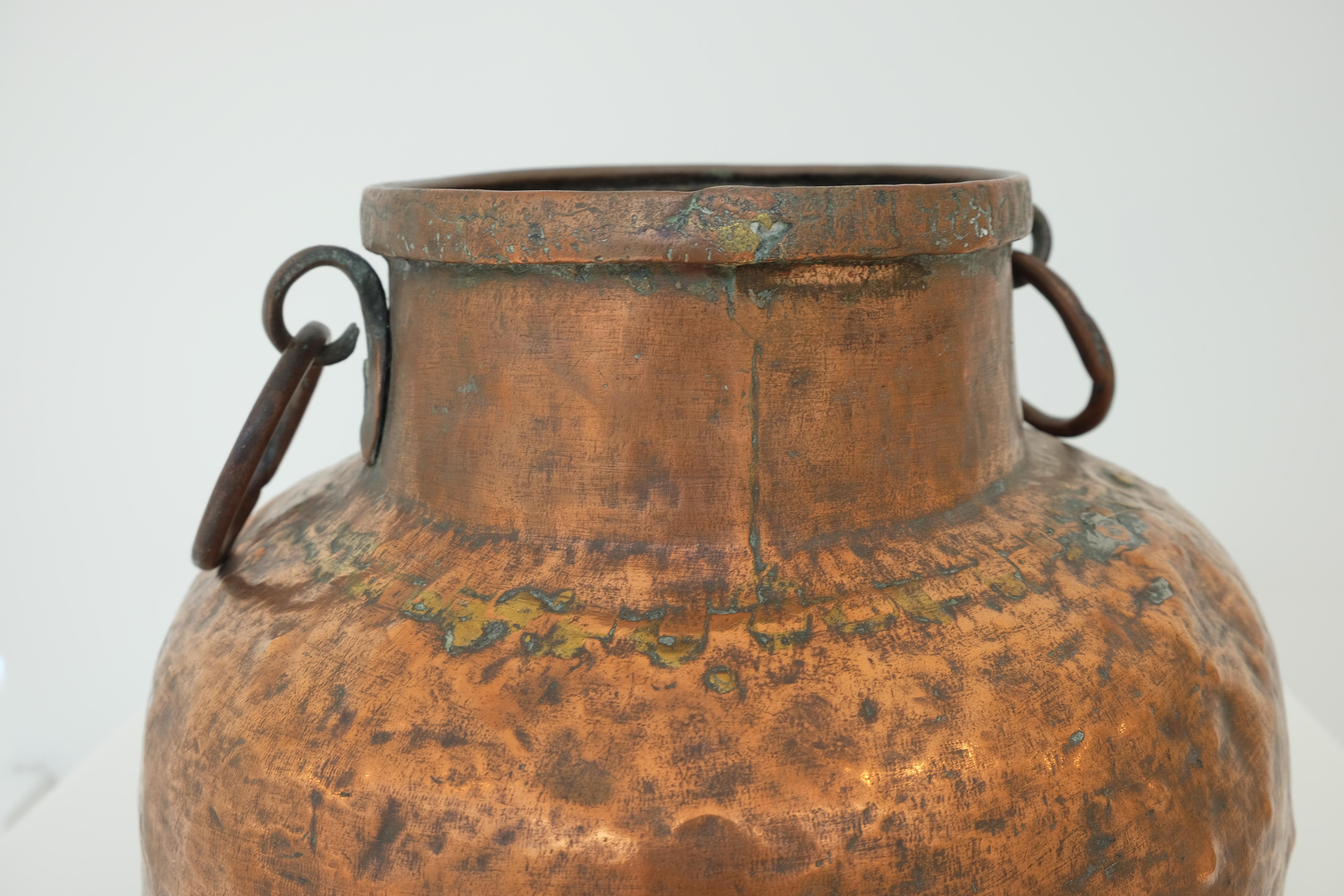 Martelé Vase ottoman en cuivre martelé, 18ème siècle en vente