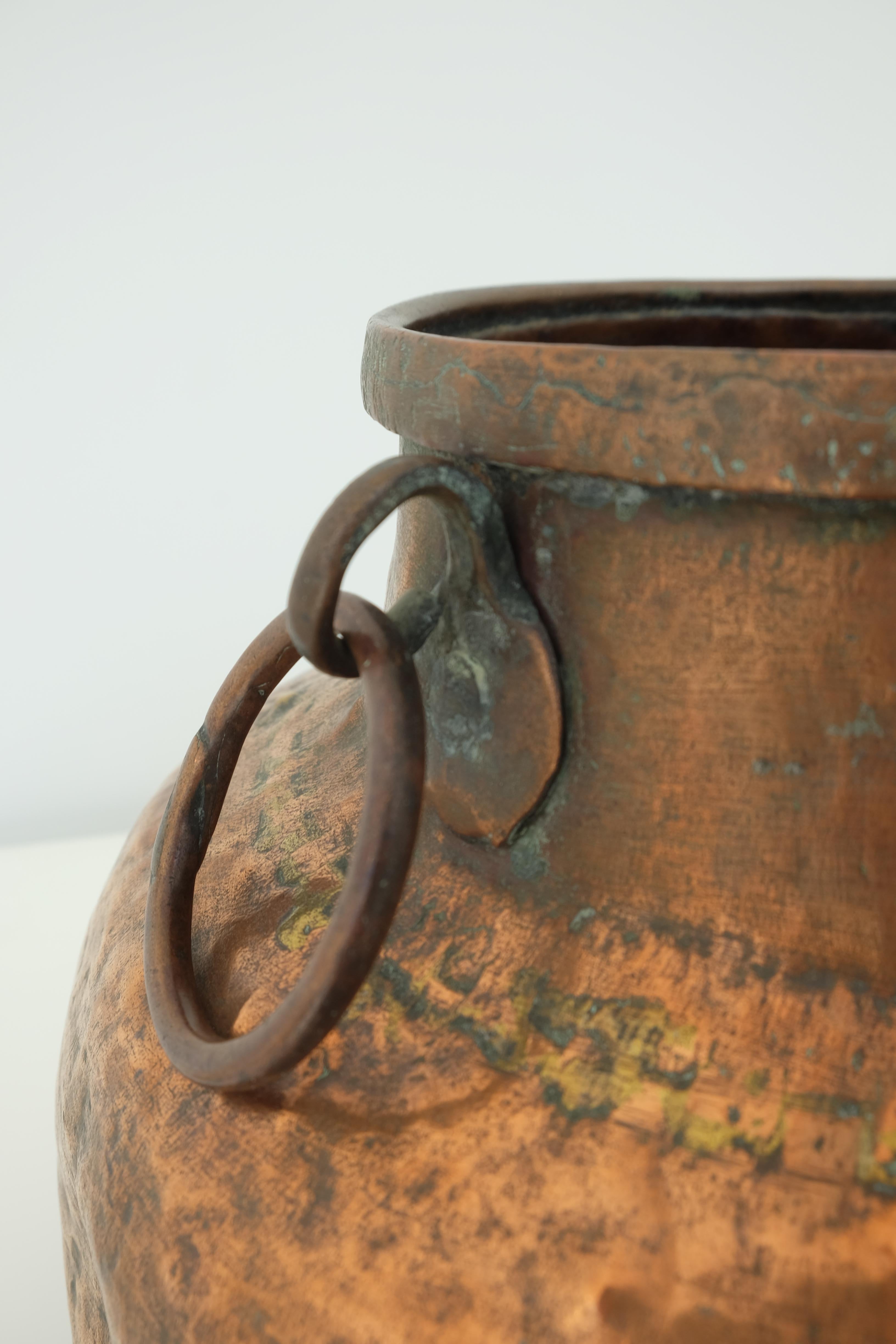 Vasija otomana de cobre martillado, siglo XVIII siglo XVIII y antes en venta