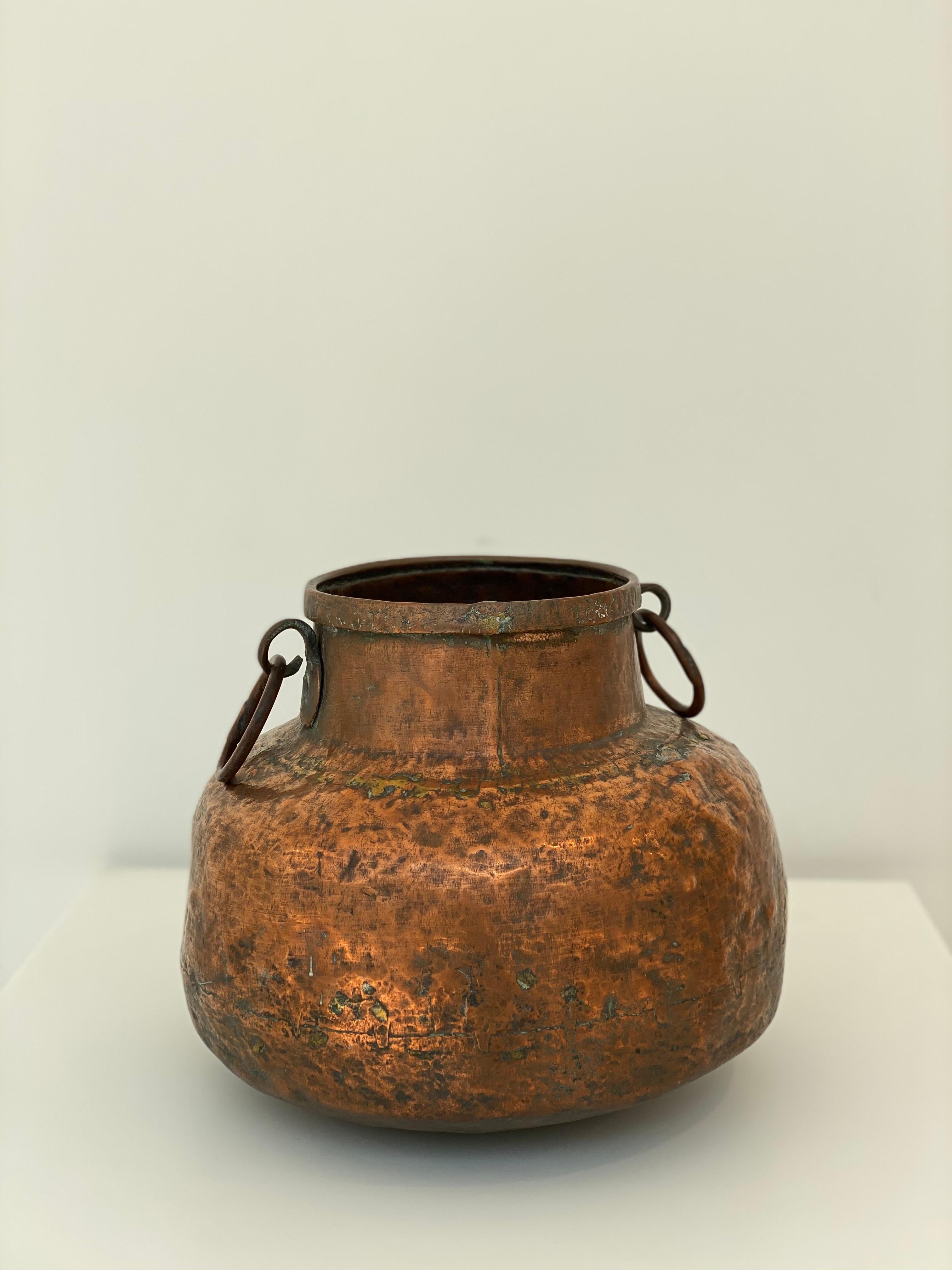 Vasija otomana de cobre martillado, siglo XVIII en venta 1