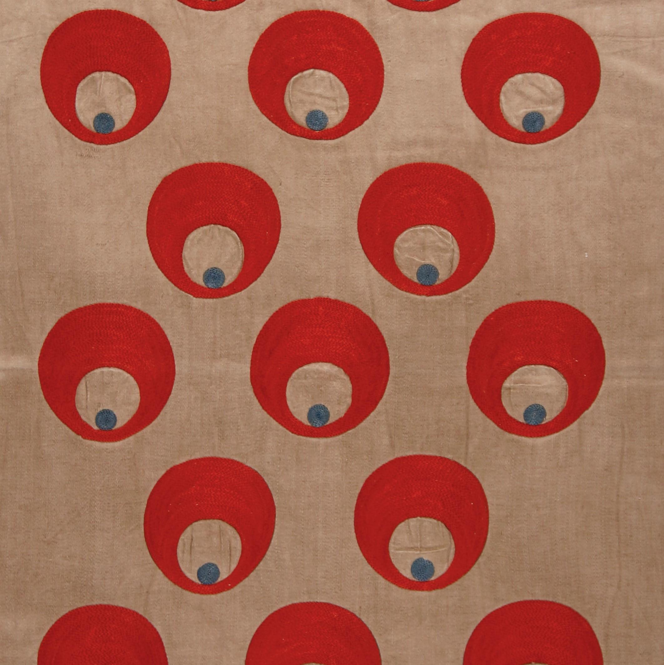 Gli arazzi Suzani sono un tipo di tessuto ricamato originario dell'Asia centrale e popolare in tutto l'Impero Ottomano. Questi tessuti decorativi erano realizzati a mano da abili artigiani e venivano spesso utilizzati per decorare le case delle