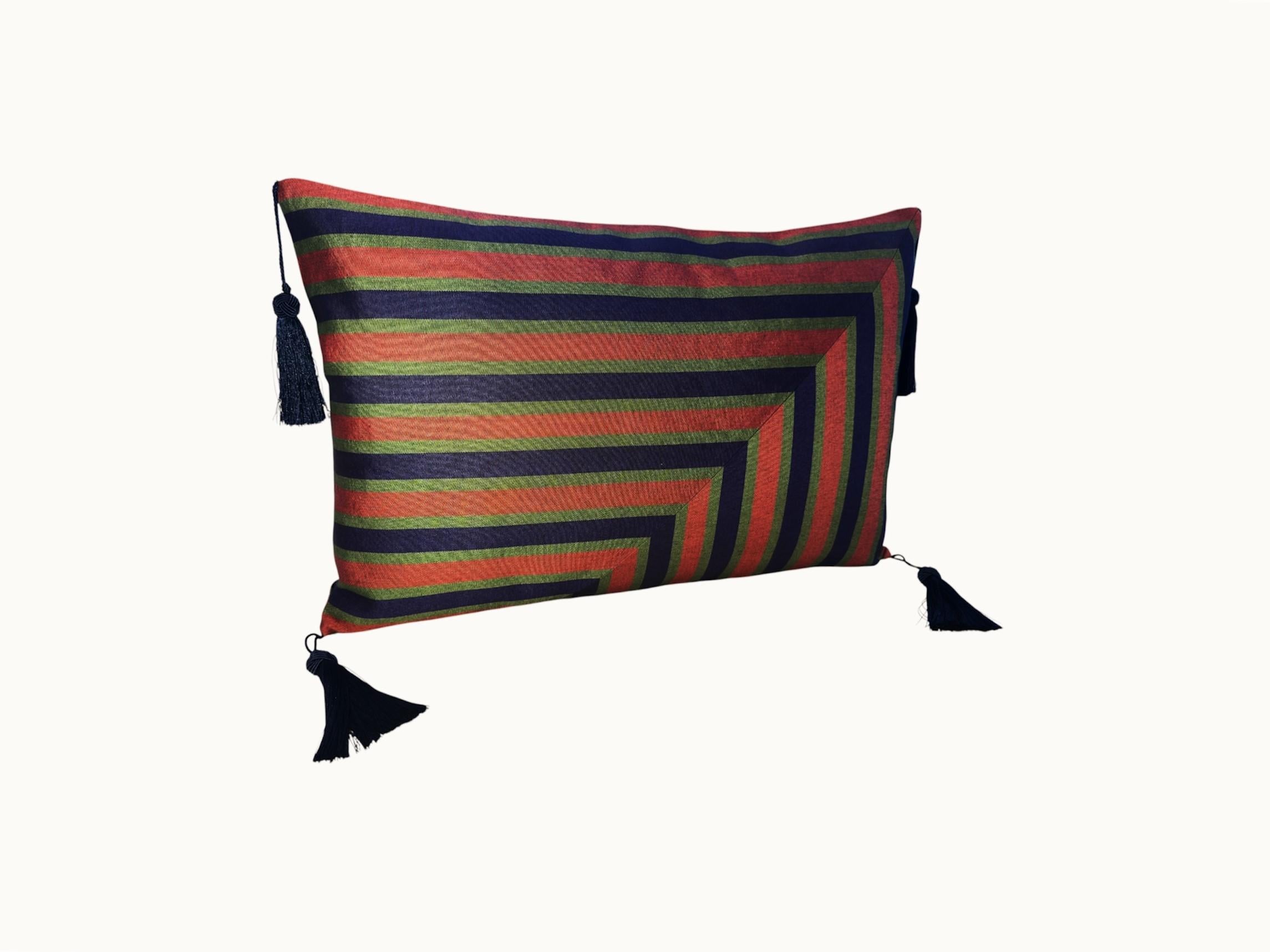 Ti presentiamo il nostro splendido cuscino intrecciato a mano, un pezzo squisito che fonde magnificamente il ricco patrimonio dell'Impero Ottomano con l'eleganza contemporanea. Caratterizzato da vivaci strisce rosa, blu e verdi, questo cuscino è una