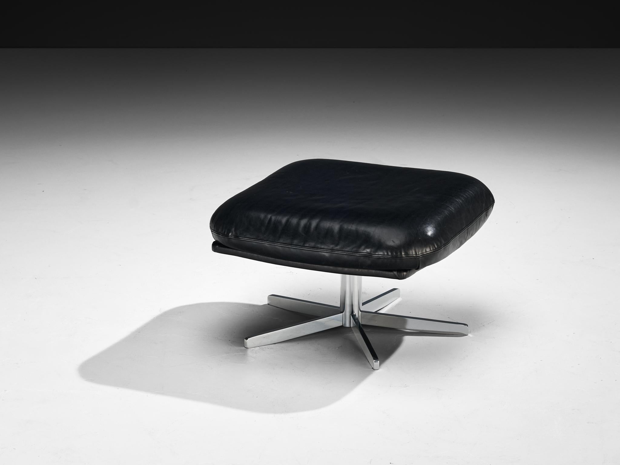 Pouf, repose-pieds, cuir, métal chromé, Europe, 1970

Ce pouf élégant des années 1970 allie confort et aspect intemporel. Fabriqué en Europe, il est doté d'une assise généreusement rembourrée en cuir noir, reposant sur un solide piètement en métal