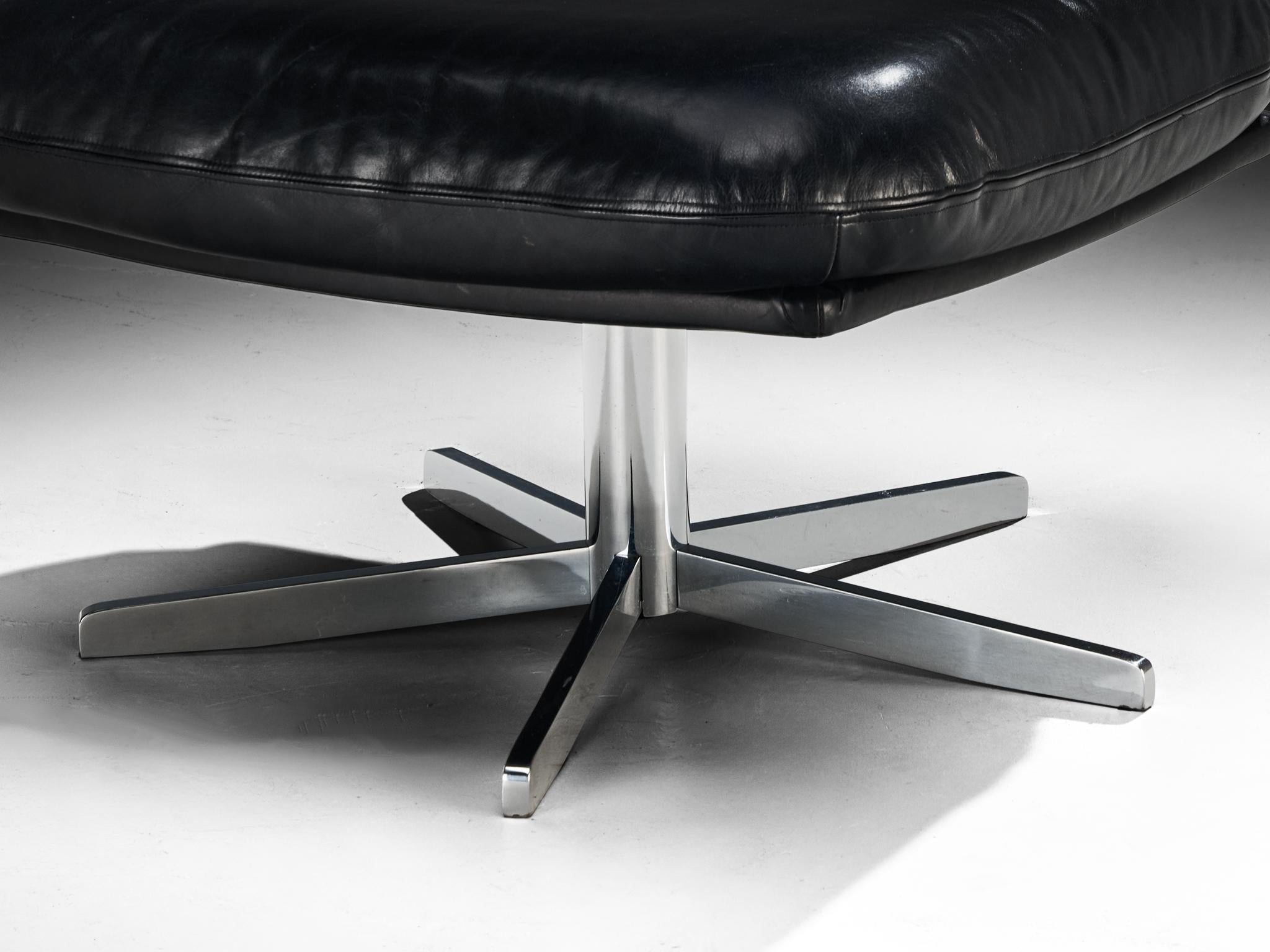 Postmoderne Pouf en métal chromé et cuir noir en vente