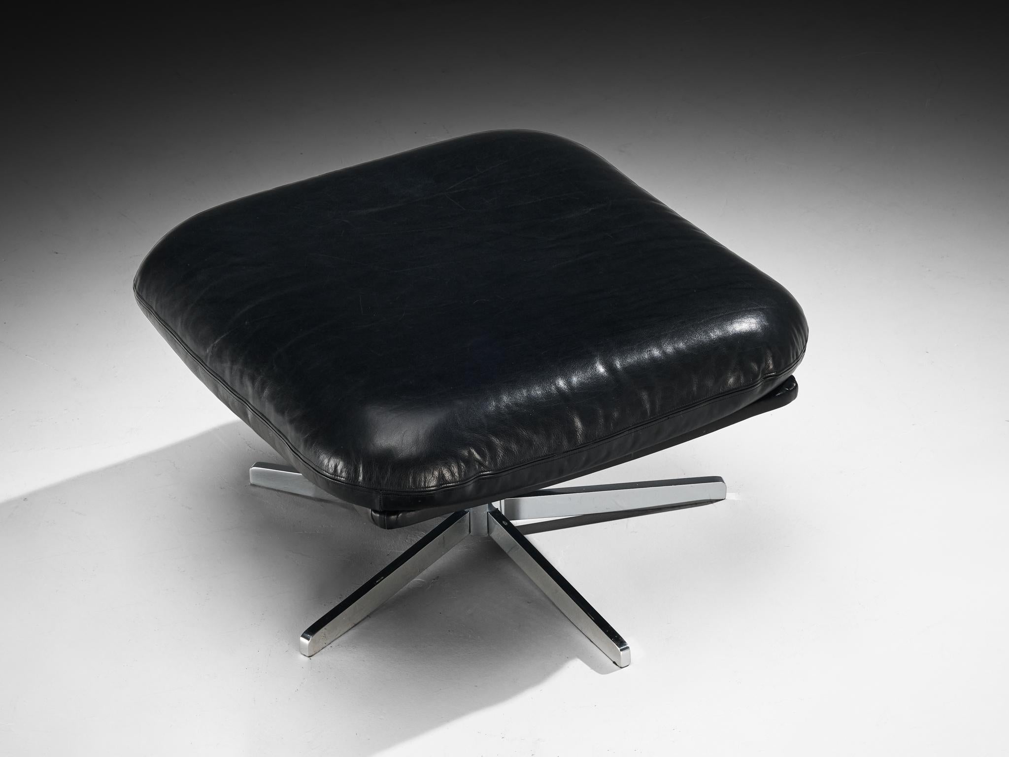 Européen Pouf en métal chromé et cuir noir en vente