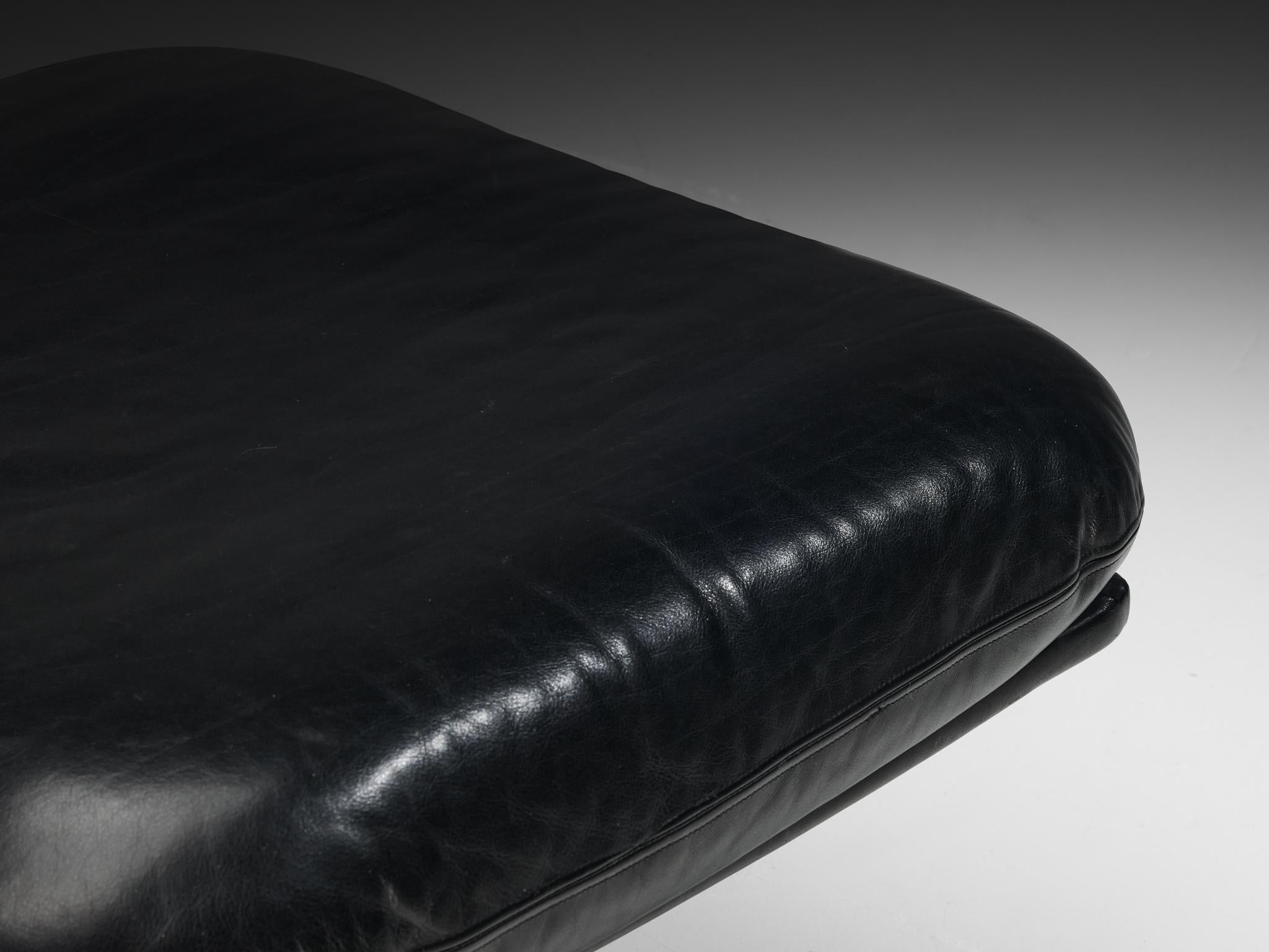 Fin du 20e siècle Pouf en métal chromé et cuir noir en vente