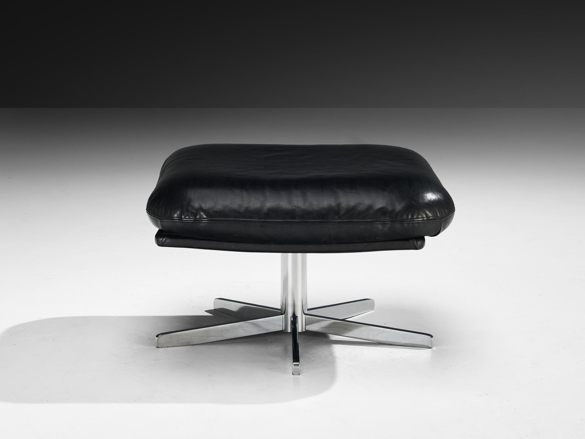 Cuir Pouf en métal chromé et cuir noir en vente