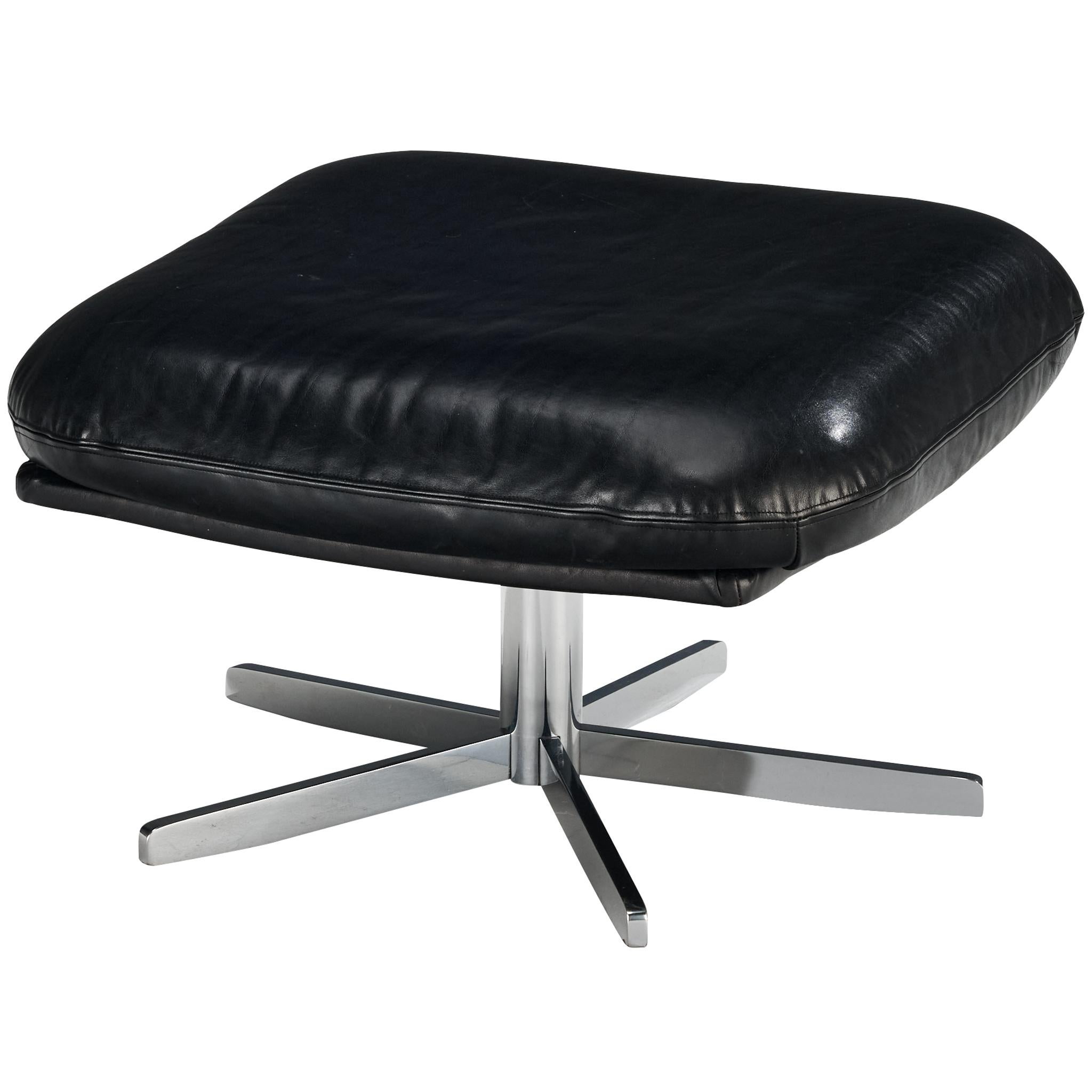 Pouf en métal chromé et cuir noir en vente