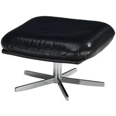 Pouf en métal chromé et cuir noir
