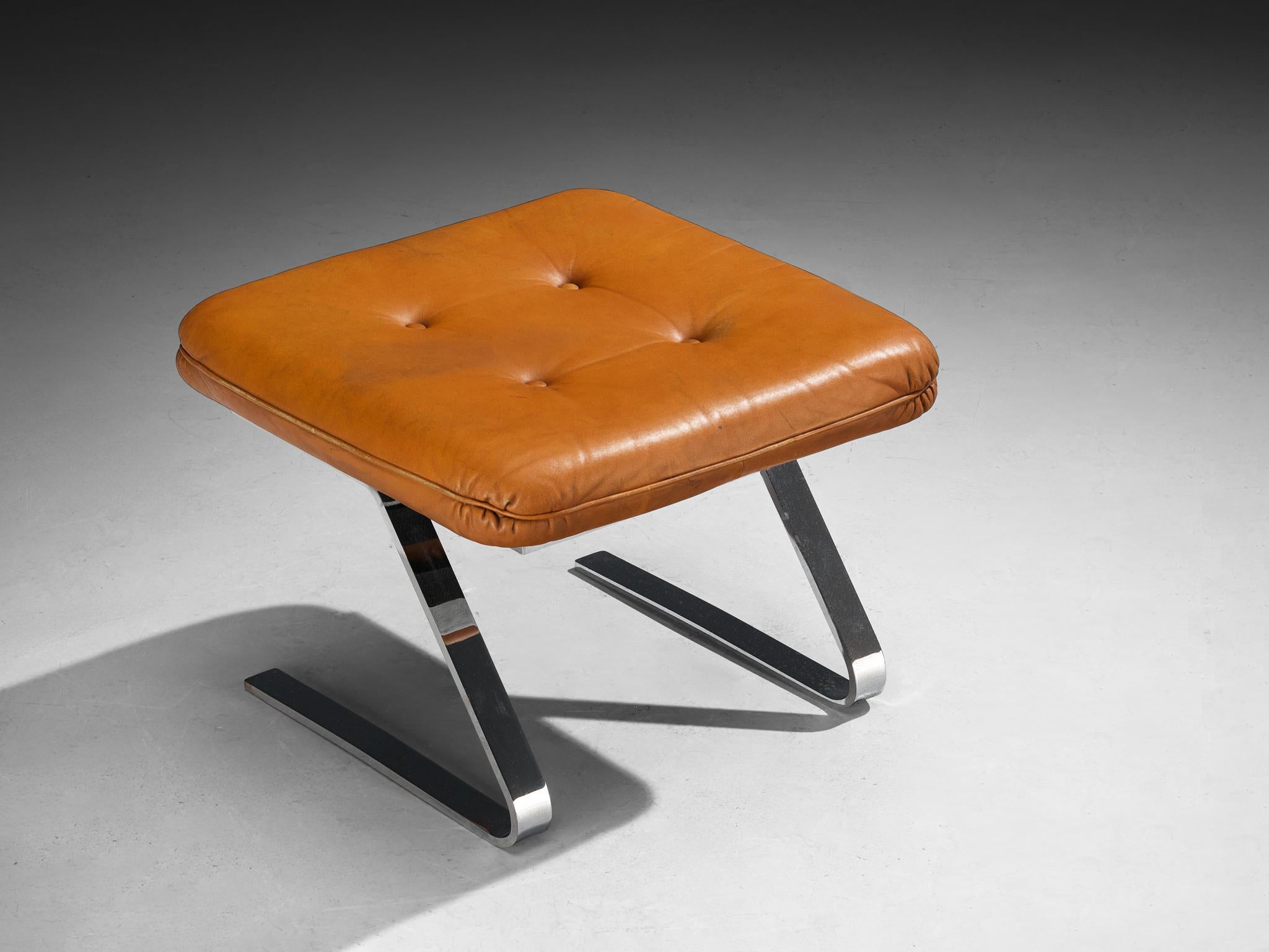 Ottomana, pelle, metallo cromato, Europa, anni '60

Questo pouf degli anni '60 è un esempio di design moderno e senza tempo. Caratterizzata da una base a forma di Z realizzata in metallo cromato, unisce l'eleganza strutturale al fascino modernista.