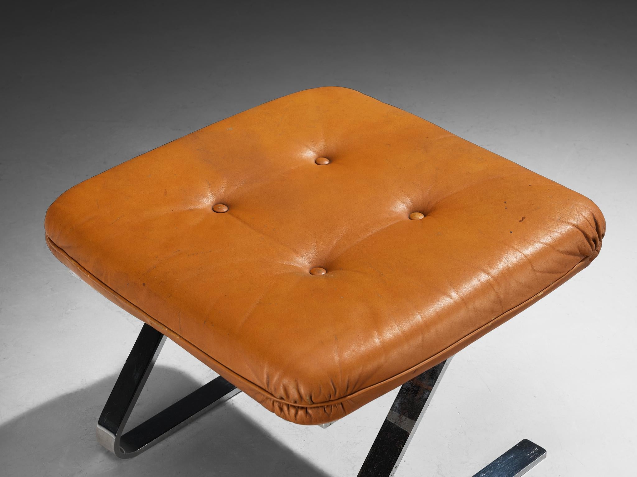 Mid-Century moderno Pouf in pelle cognac e base in metallo cromato in vendita