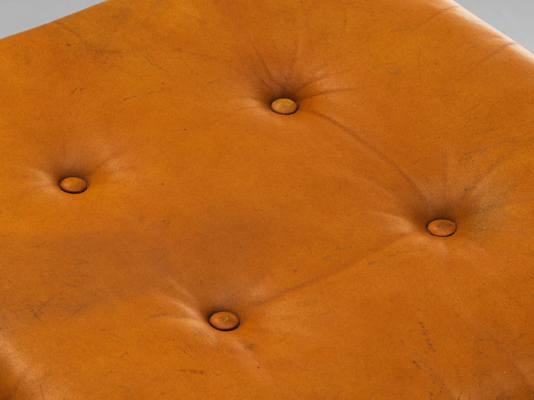 Metallo Pouf in pelle cognac e base in metallo cromato in vendita