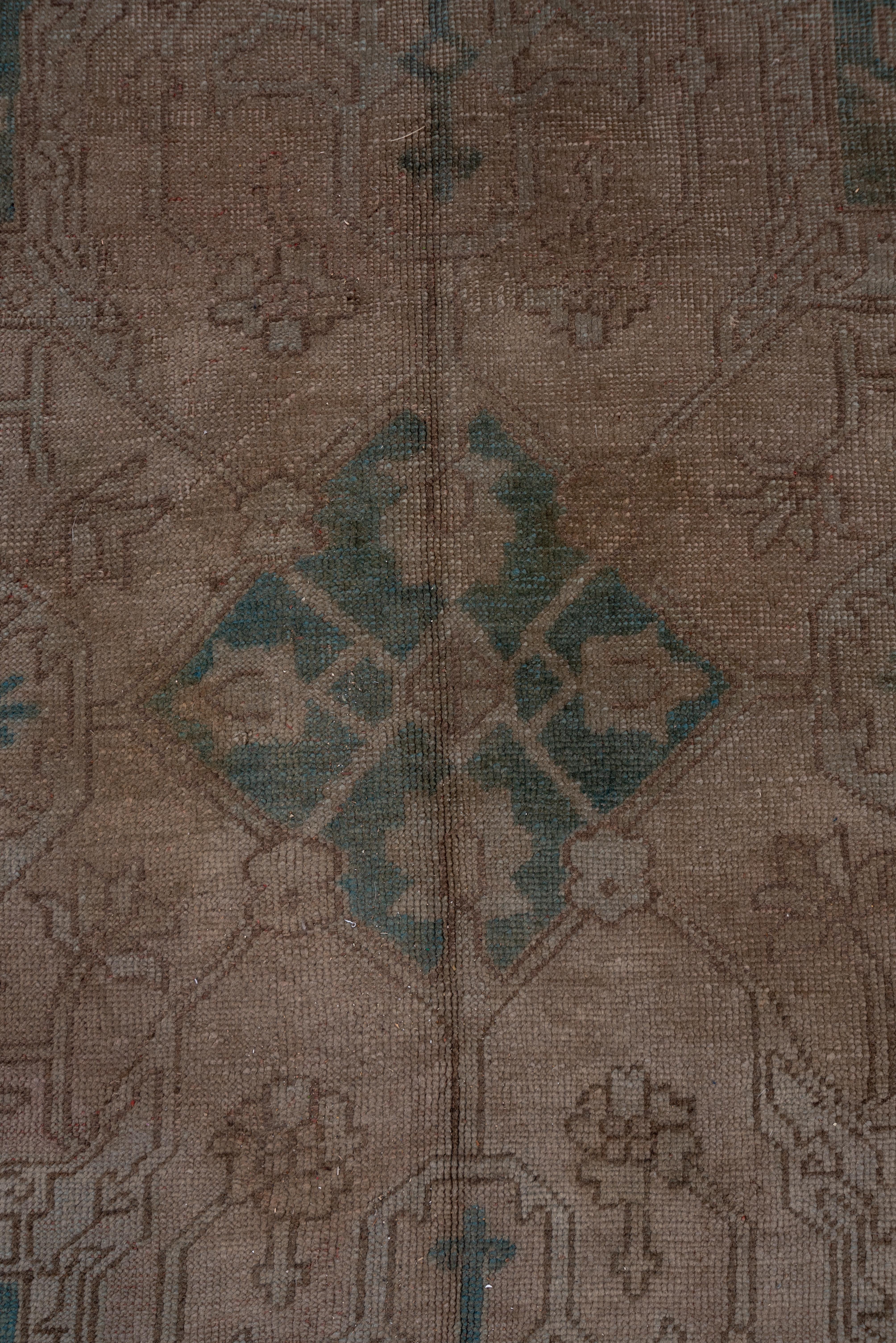 Antique Green Oushak Carpet, Circa 1910s In Excellent Condition For Sale In New York, NY